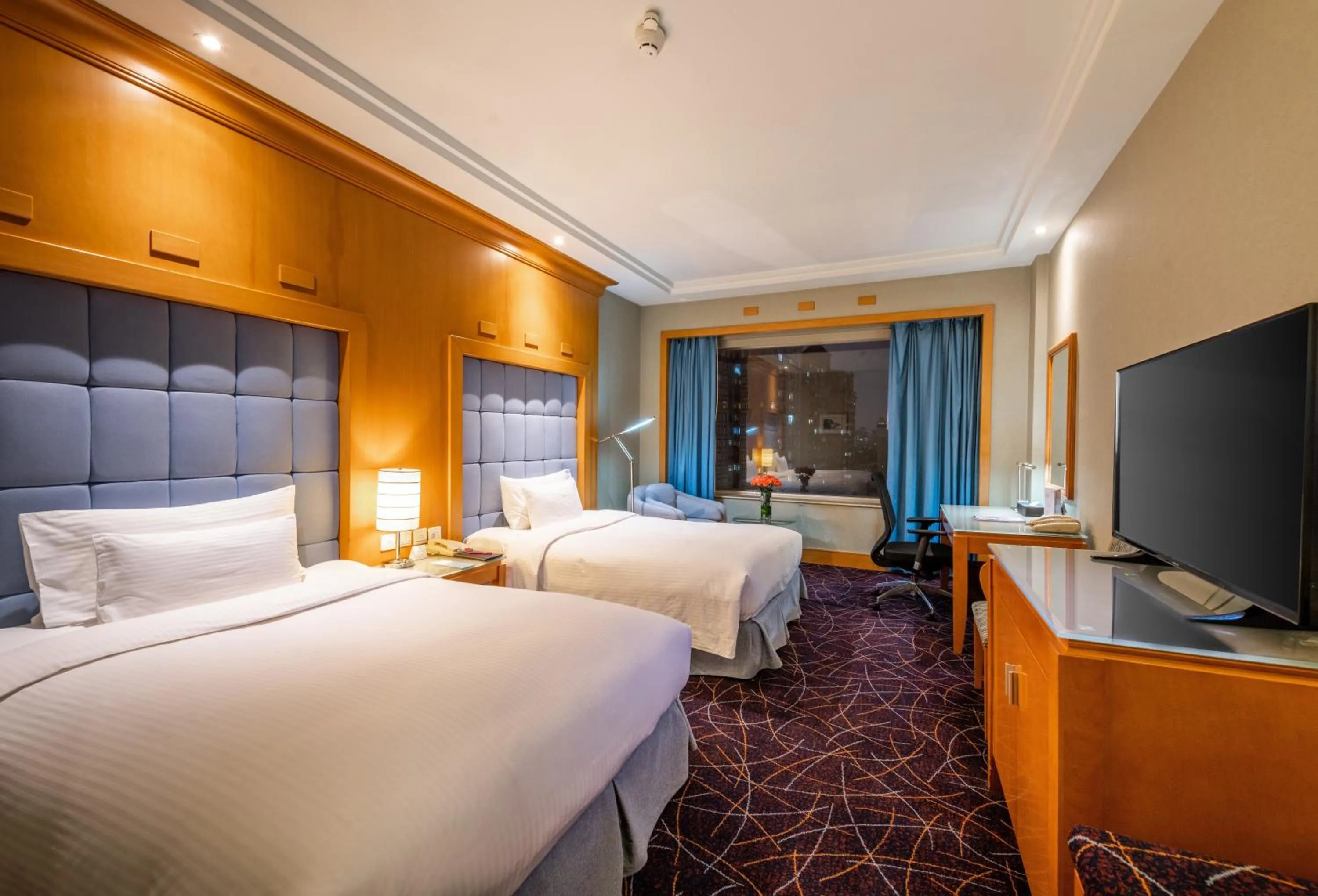 Photo of the whole room, Bed in Crowne Plaza Shanghai by IHG