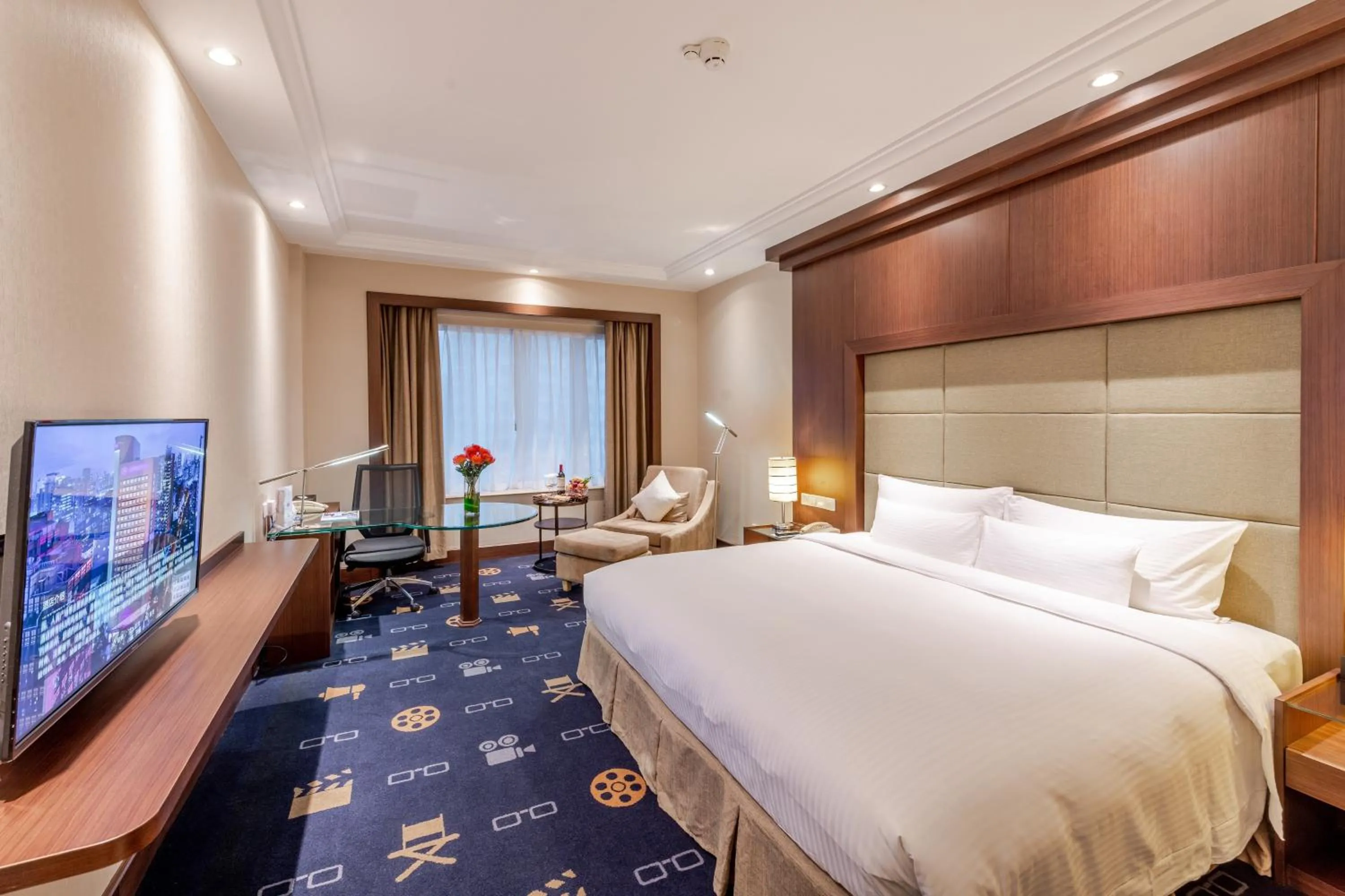 Photo of the whole room, Bed in Crowne Plaza Shanghai by IHG