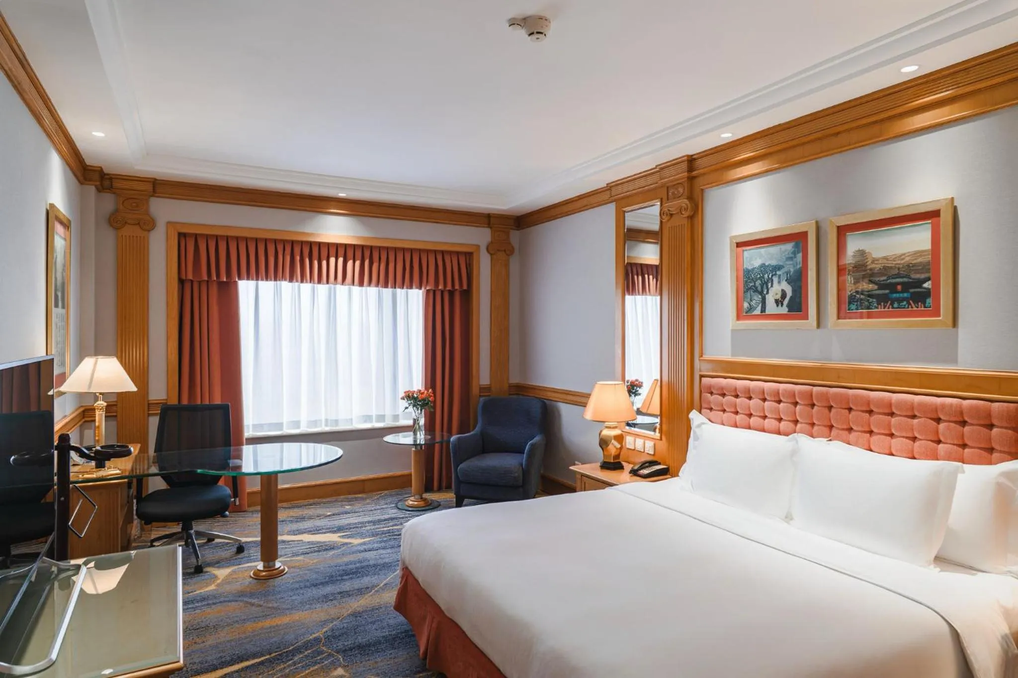 Photo of the whole room, Bed in Crowne Plaza Shanghai by IHG