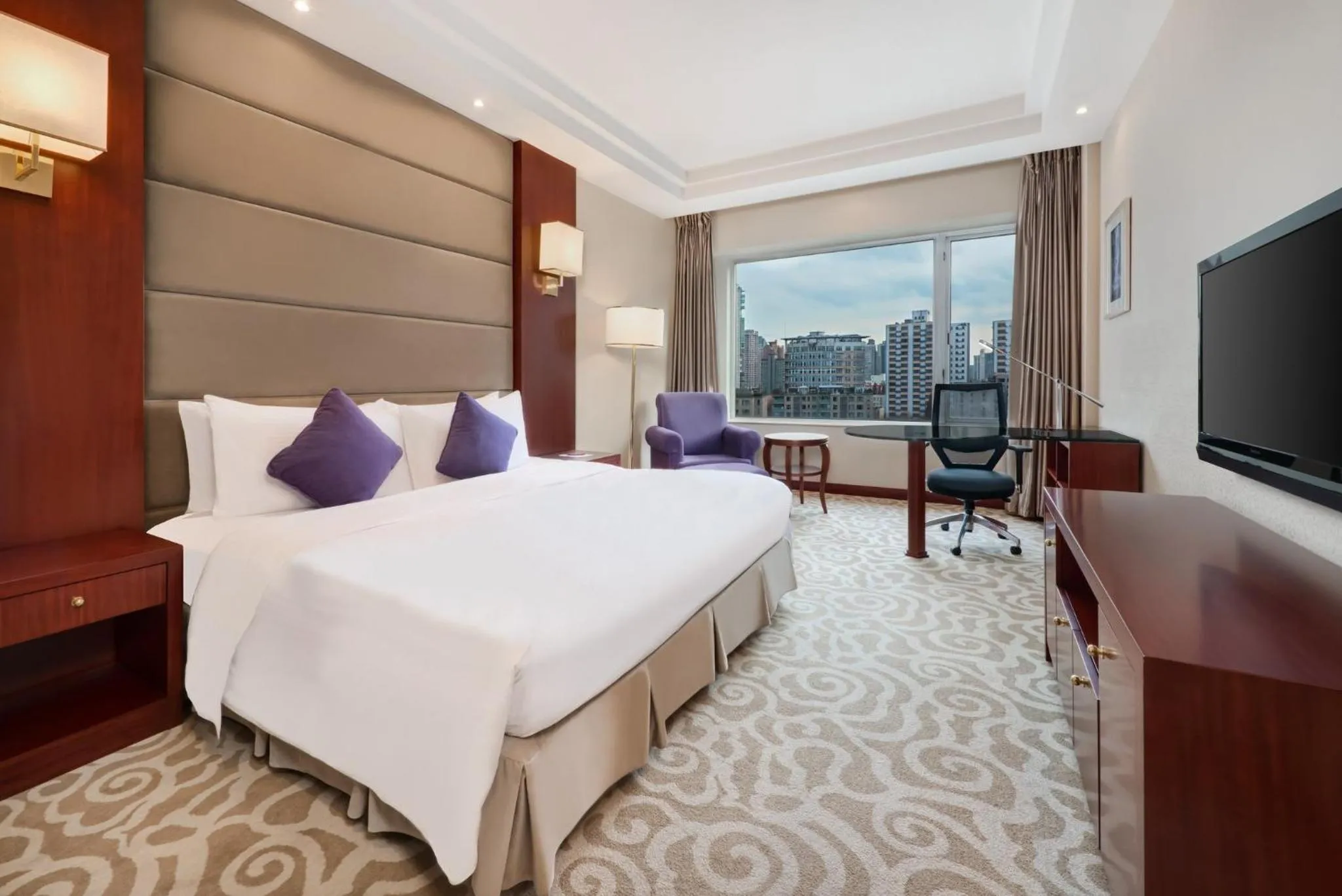 Photo of the whole room, Bed in Crowne Plaza Shanghai by IHG