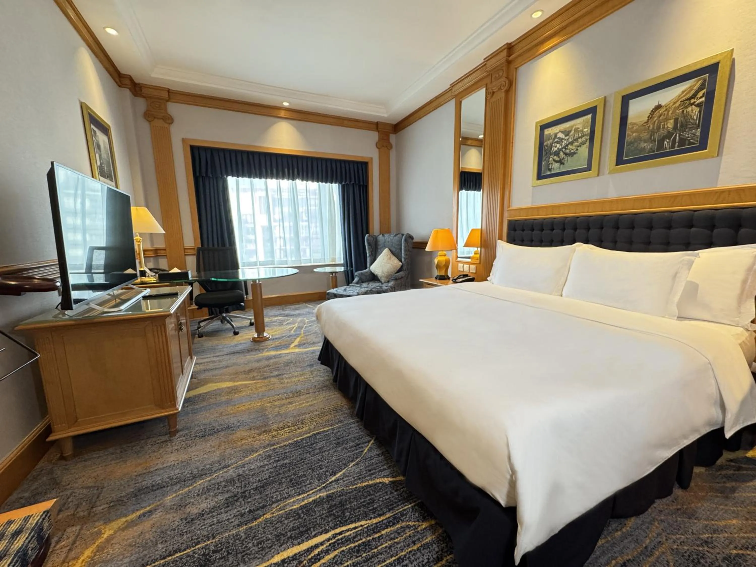 Photo of the whole room, Bed in Crowne Plaza Shanghai by IHG