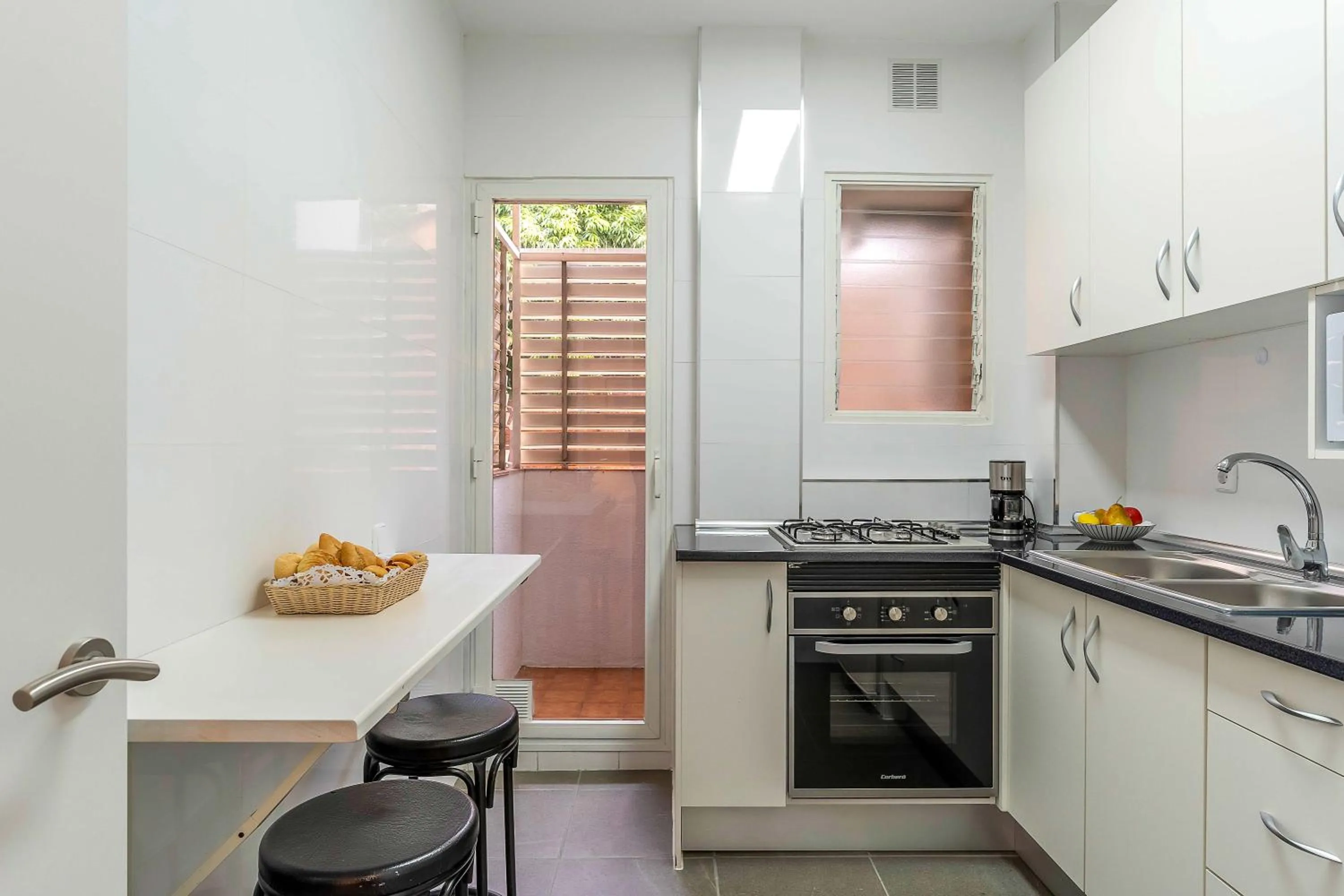 Kitchen or kitchenette in Aparthotel Bertrán
