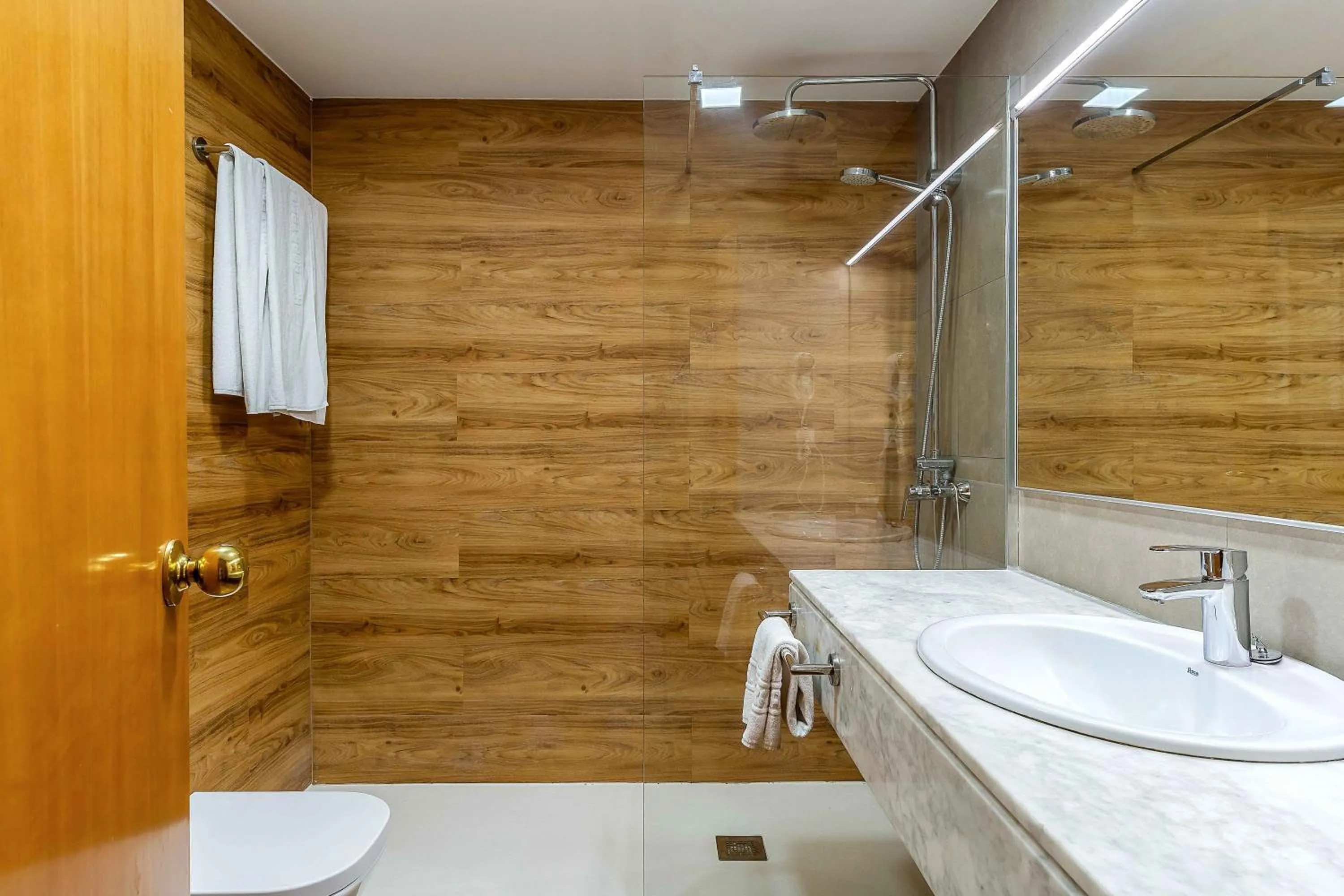 Shower in Aparthotel Bertrán