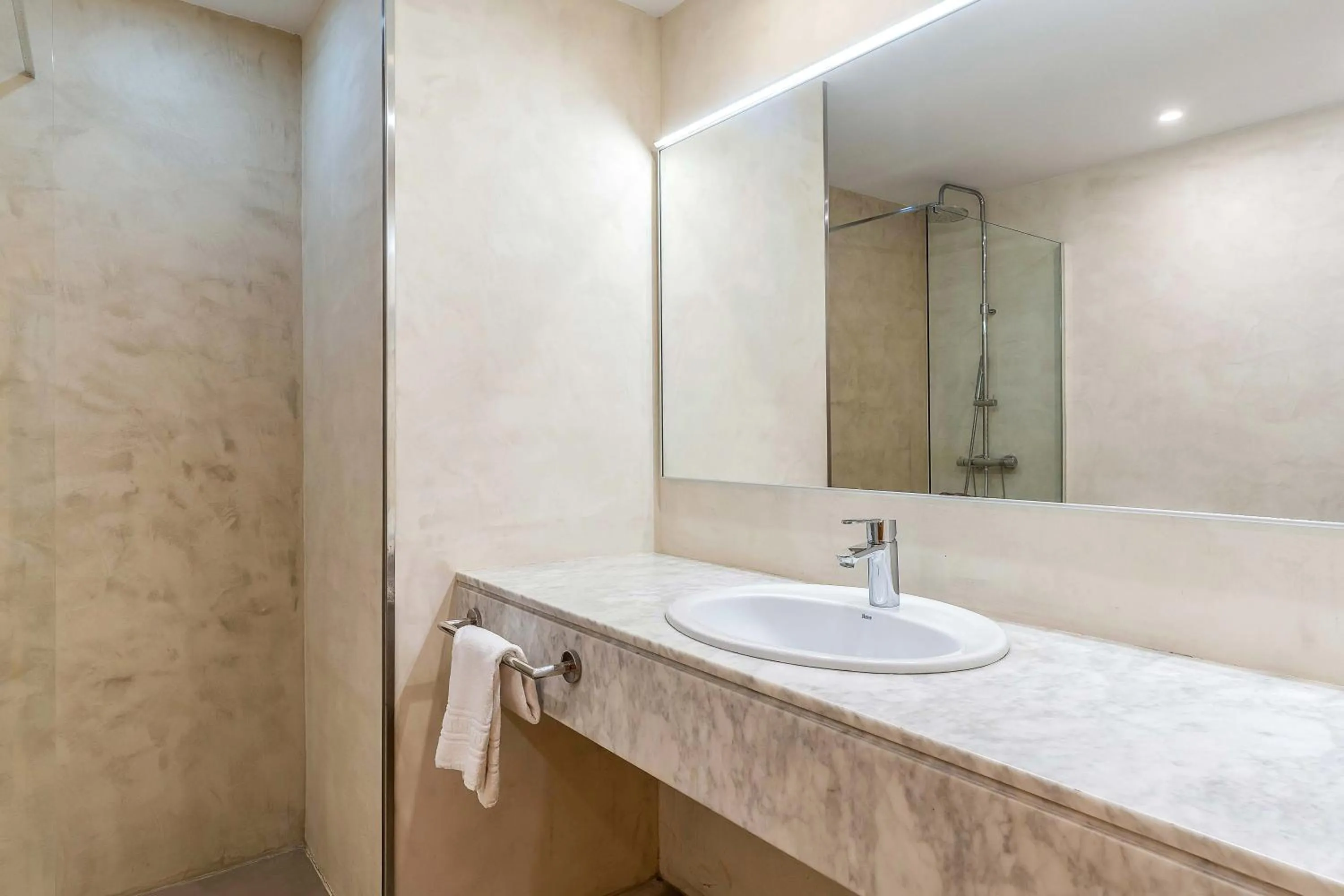 Bathroom in Aparthotel Bertrán