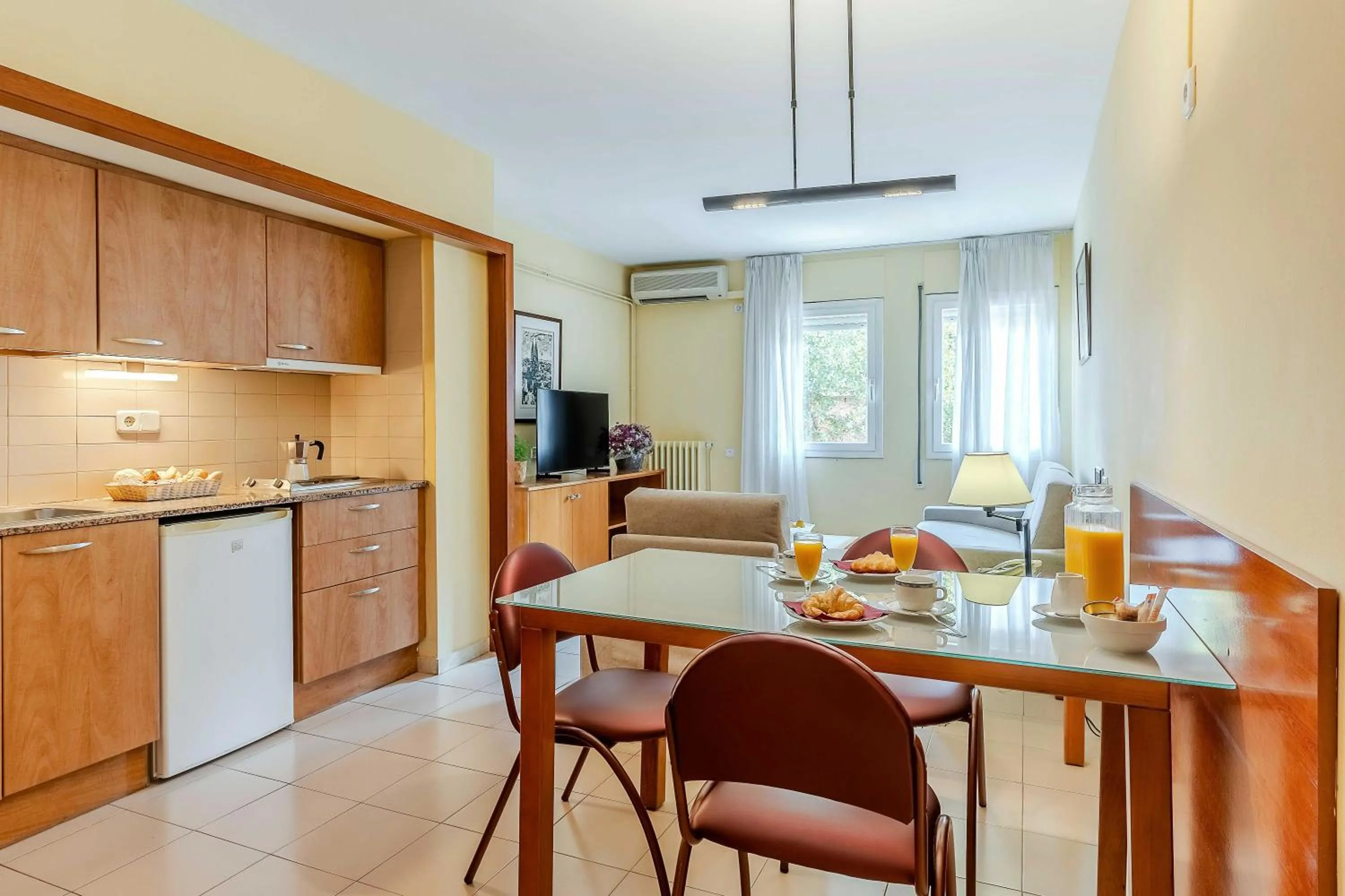 Dining area in Aparthotel Bertrán