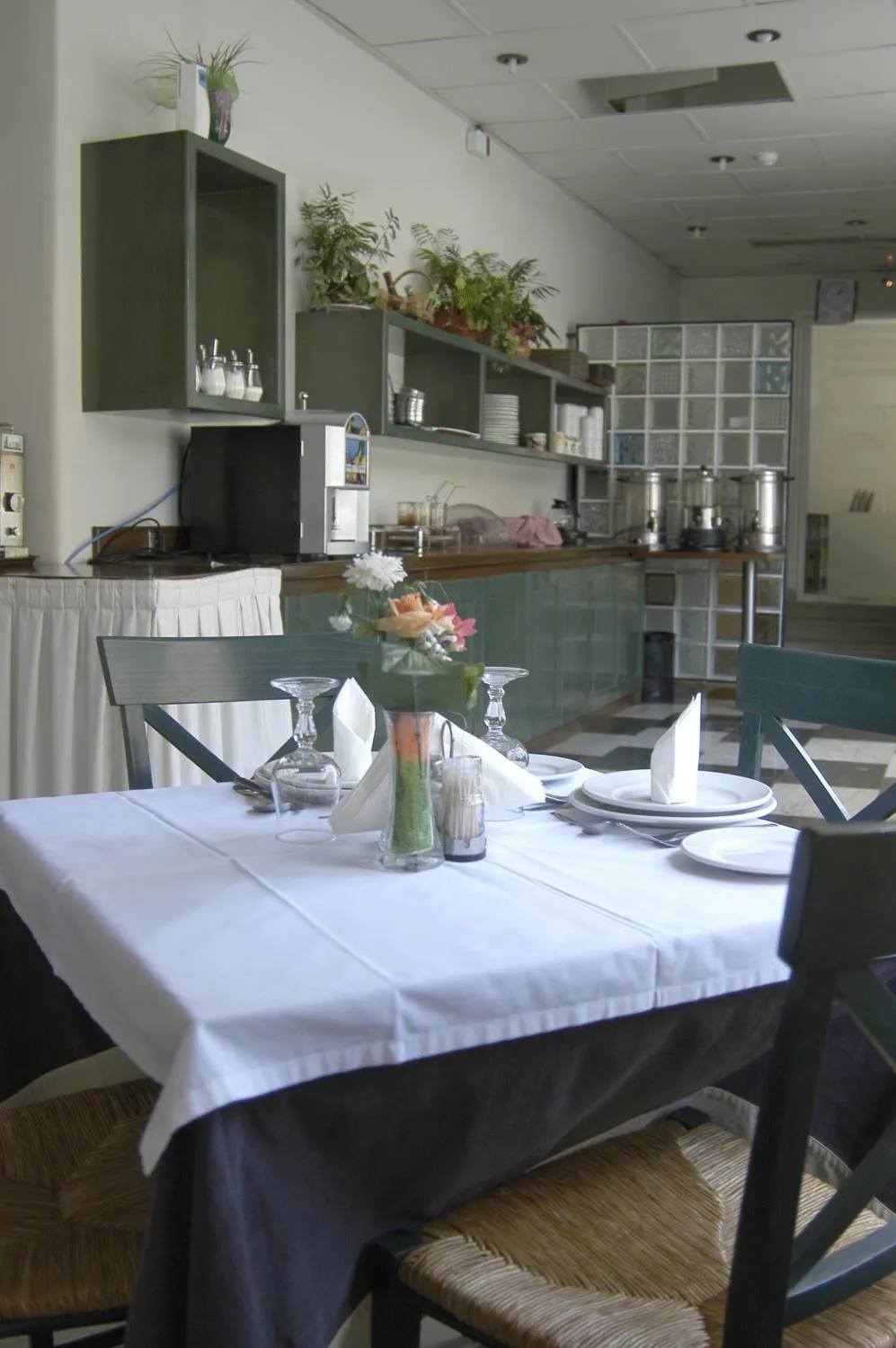 Restaurant/places to eat in Ilis Hotel