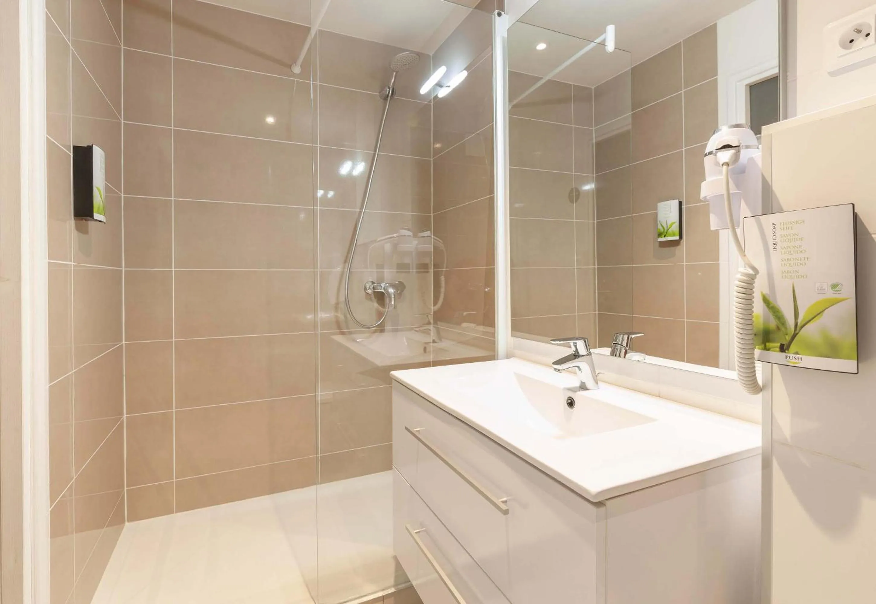 Bathroom in B&B HOTEL Saint Jean de Luz