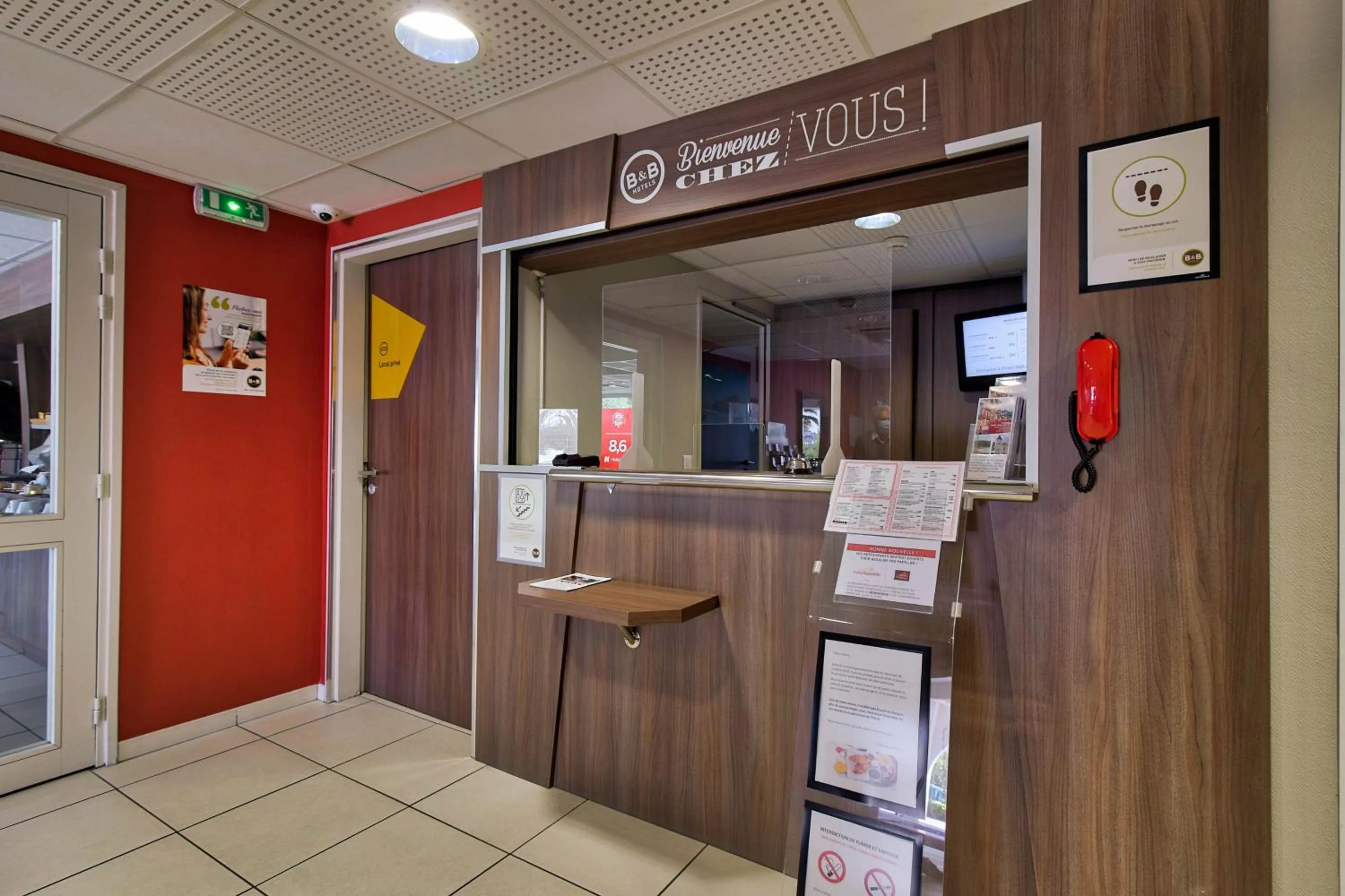Lobby or reception in B&B HOTEL Saint Jean de Luz