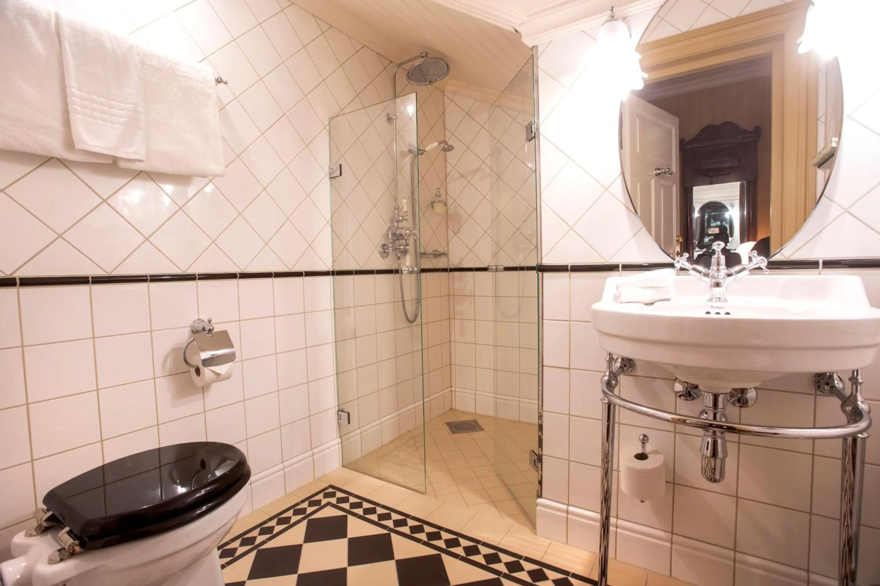 Shower in Dalen Hotel