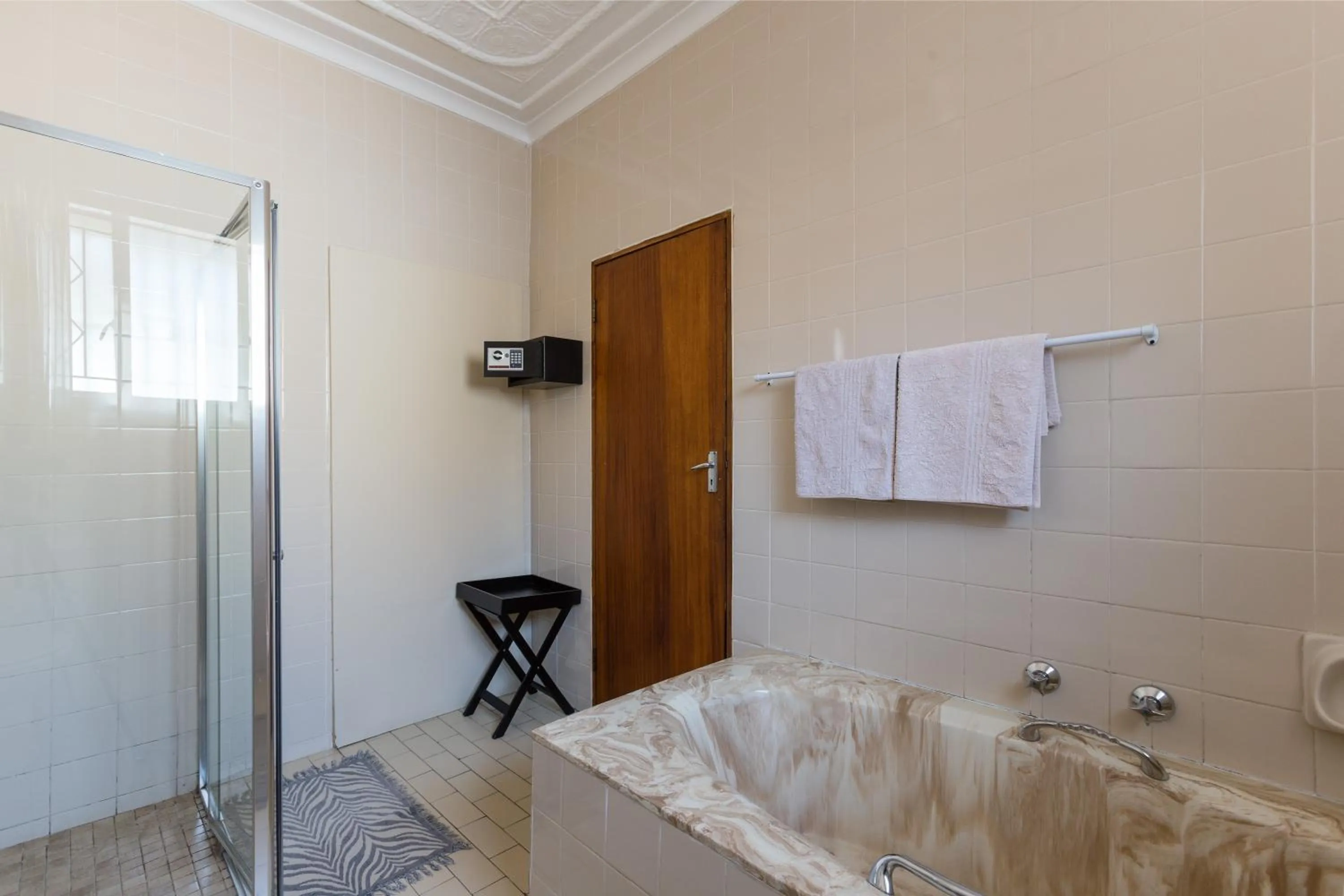 Shower in Agterplaas Guesthouse Pty Ltd