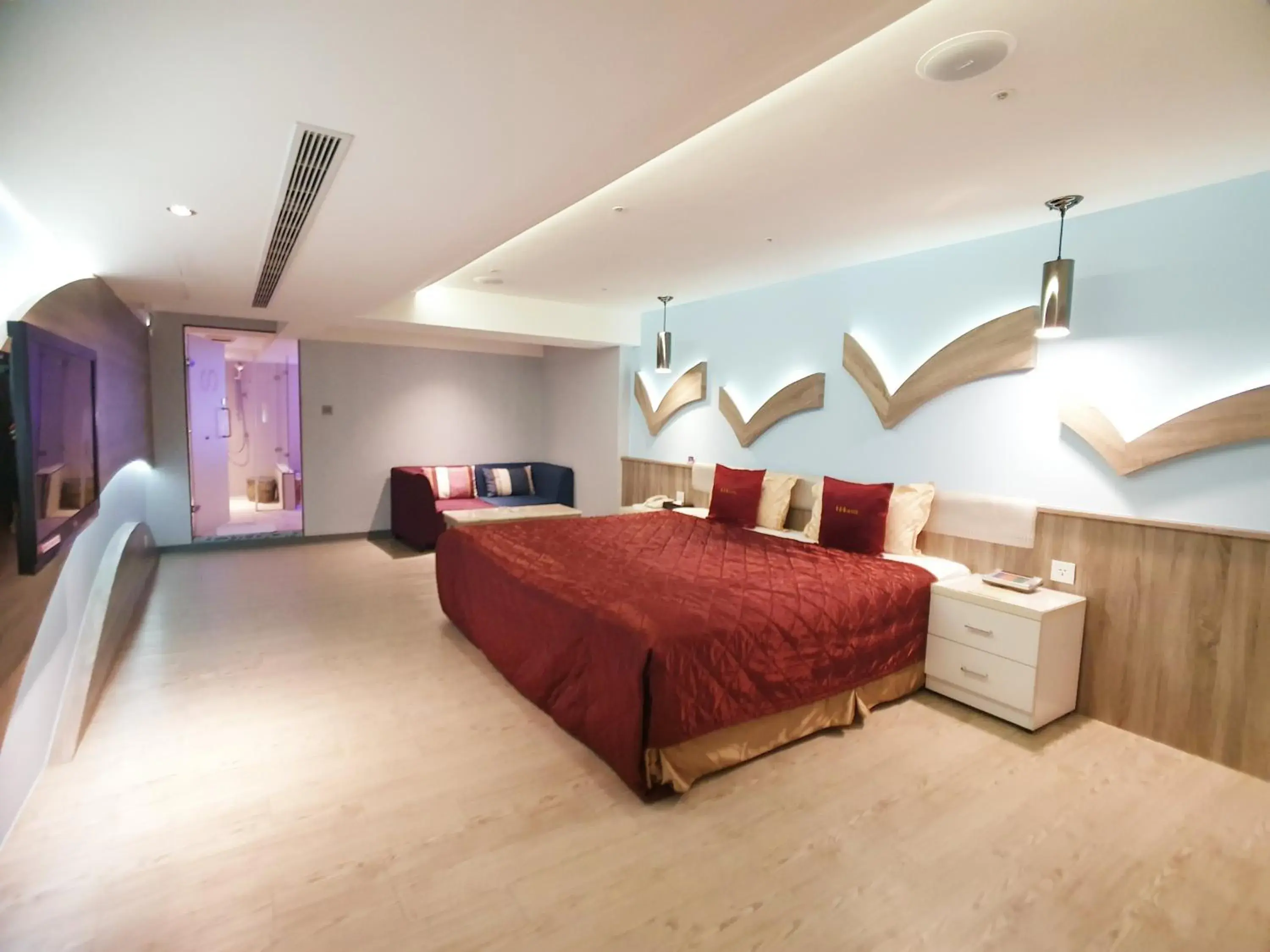 Queen Room in Surreal Motel Queen Room in Surreal Motel