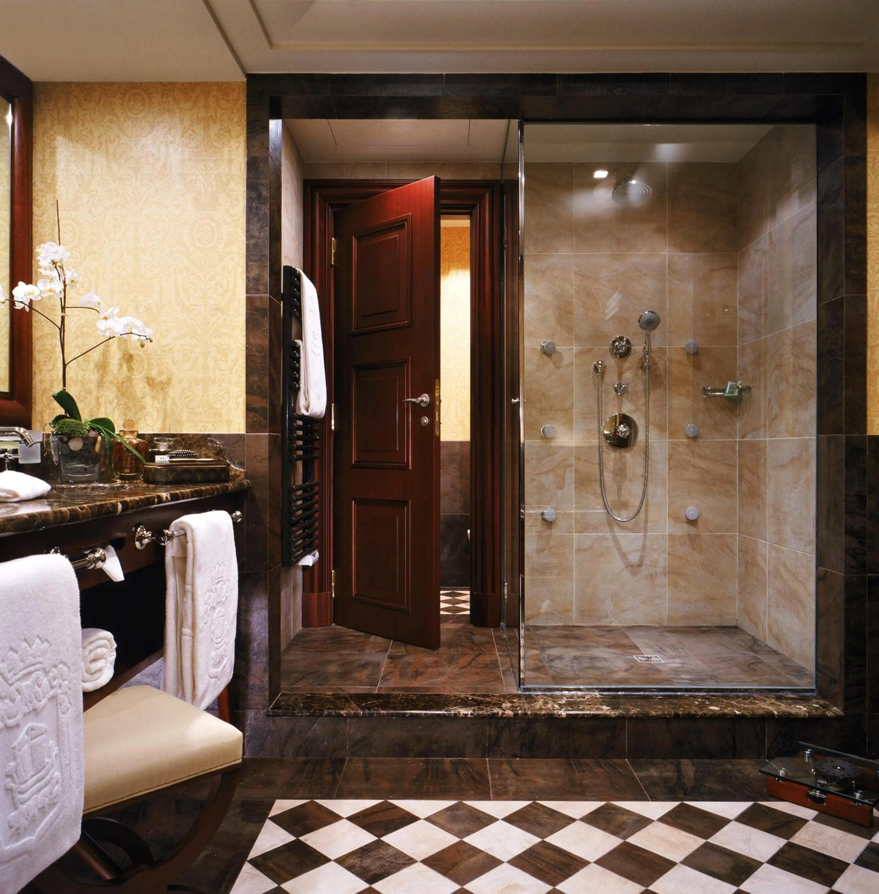 Shower in Hôtel Métropole Monte-Carlo - Spa Guerlain