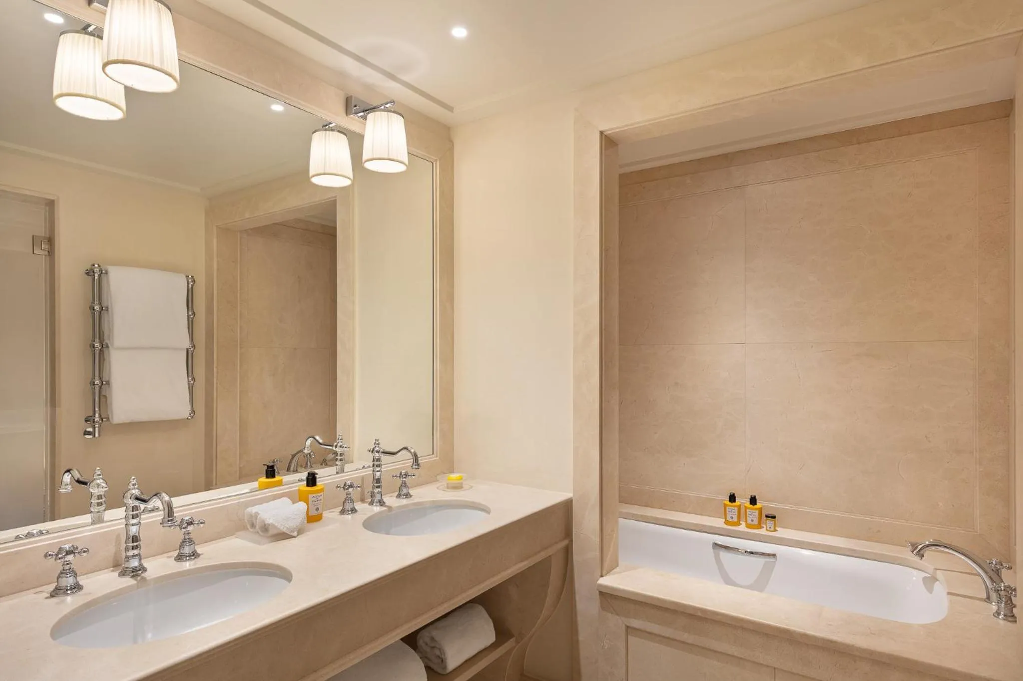 Bathroom in Hôtel Métropole Monte-Carlo - Spa Guerlain