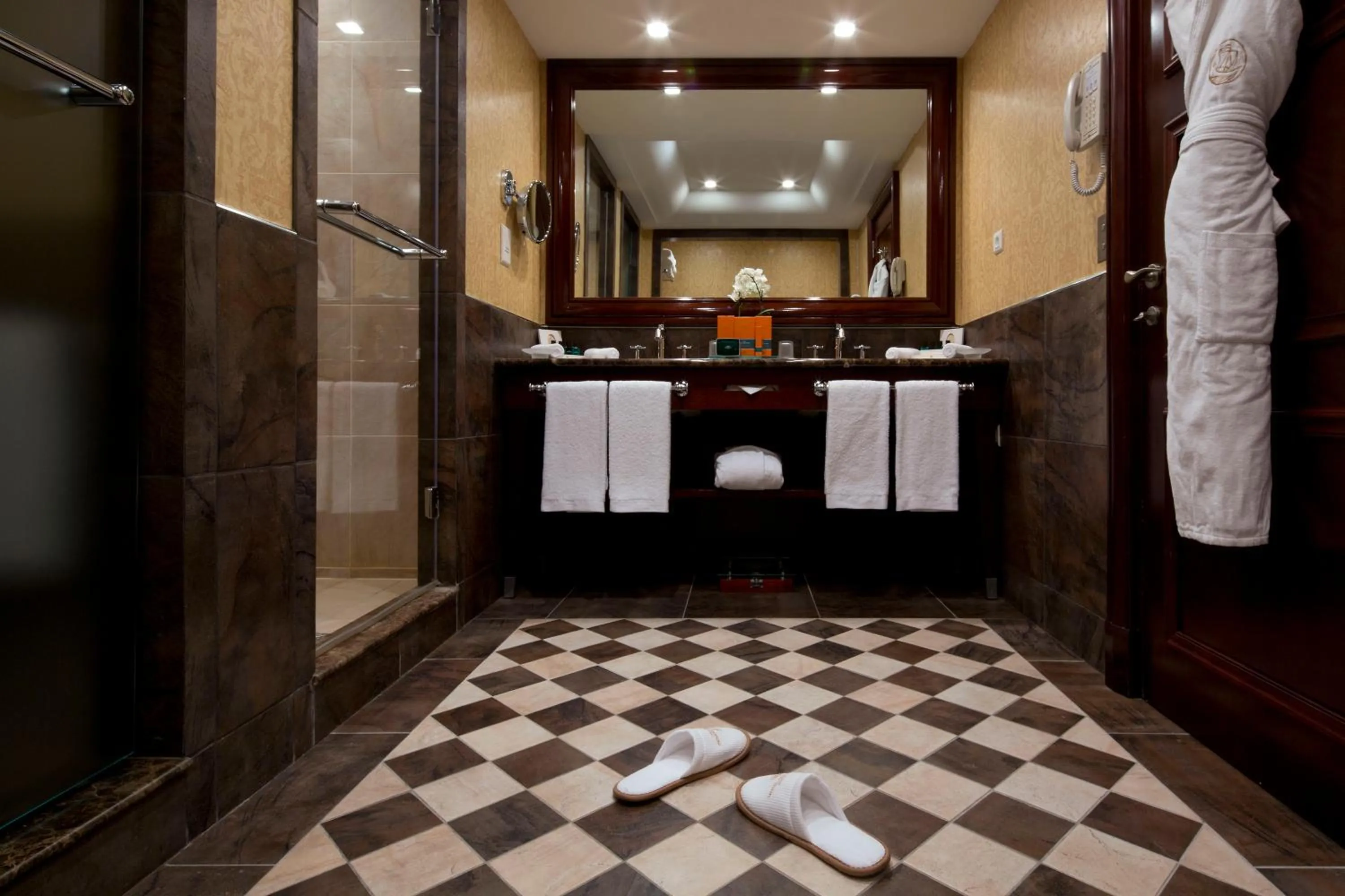 Bathroom in Hôtel Métropole Monte-Carlo - Spa Guerlain