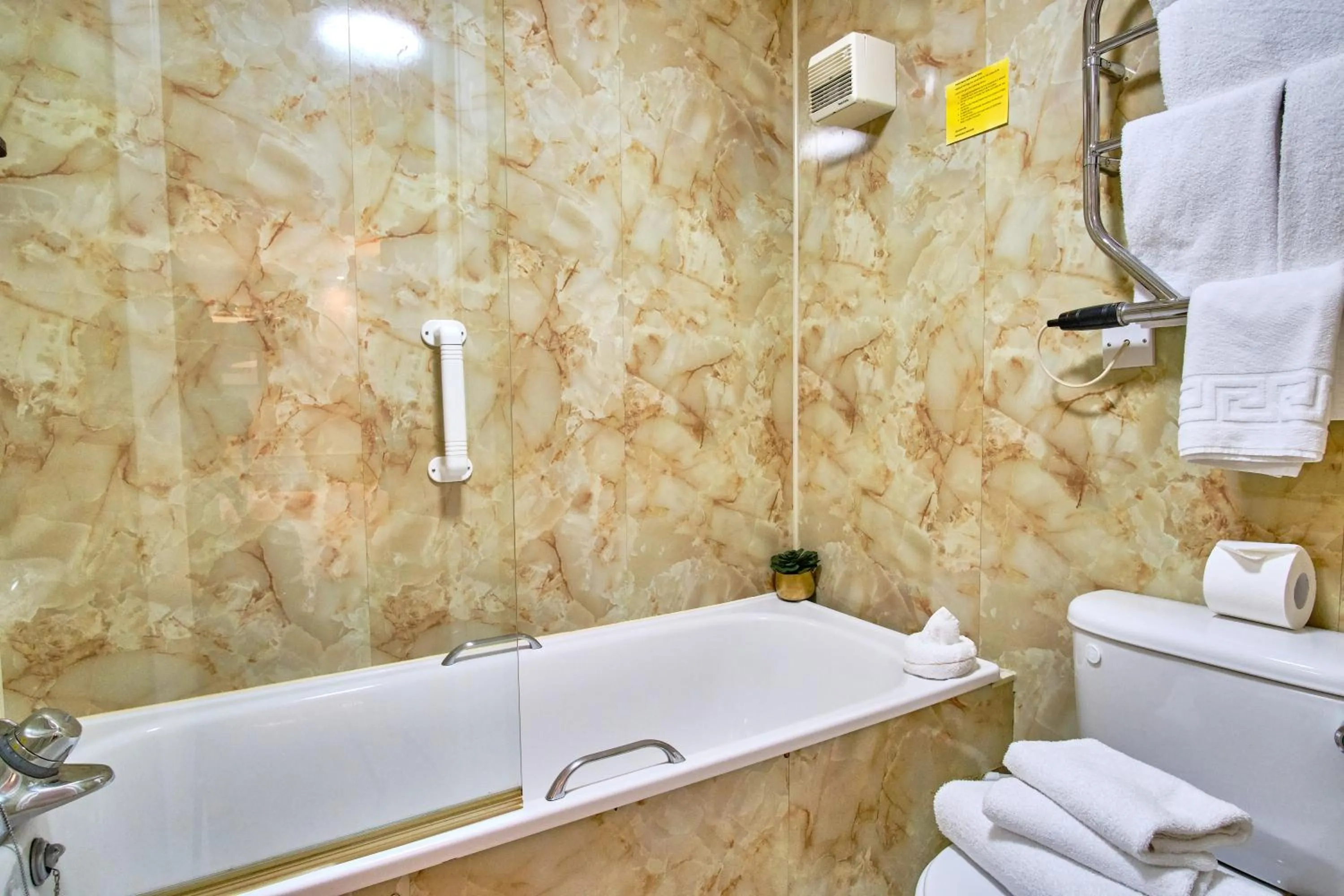 Toilet in Muthu Ben Doran Hotel