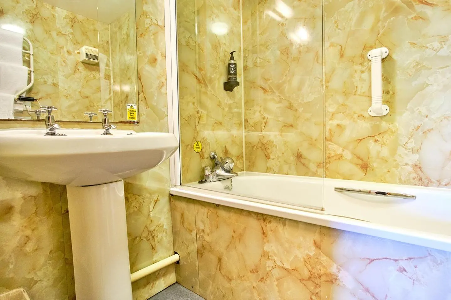 Toilet in Muthu Ben Doran Hotel