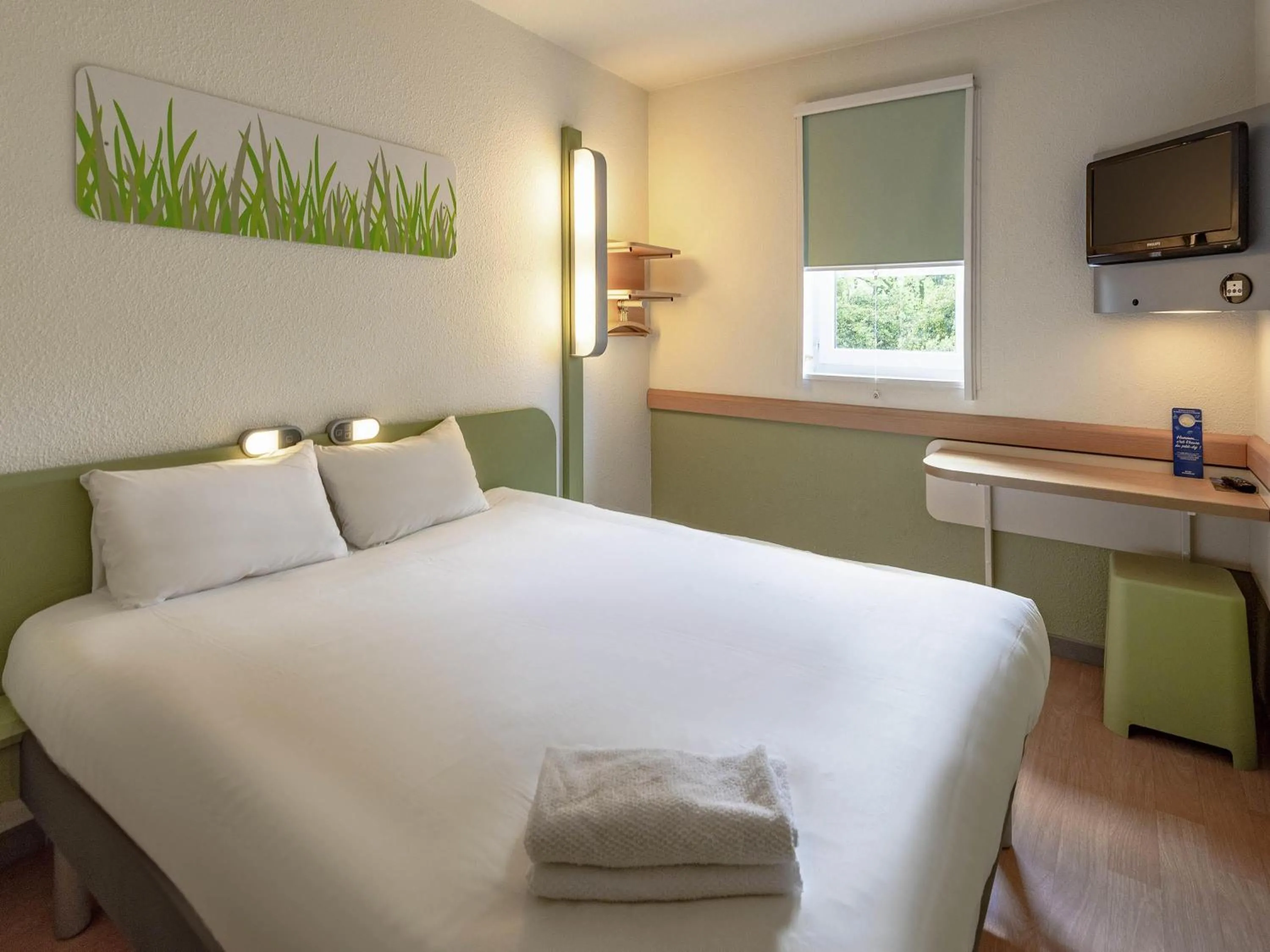 Bedroom, Bed in ibis budget Bergerac