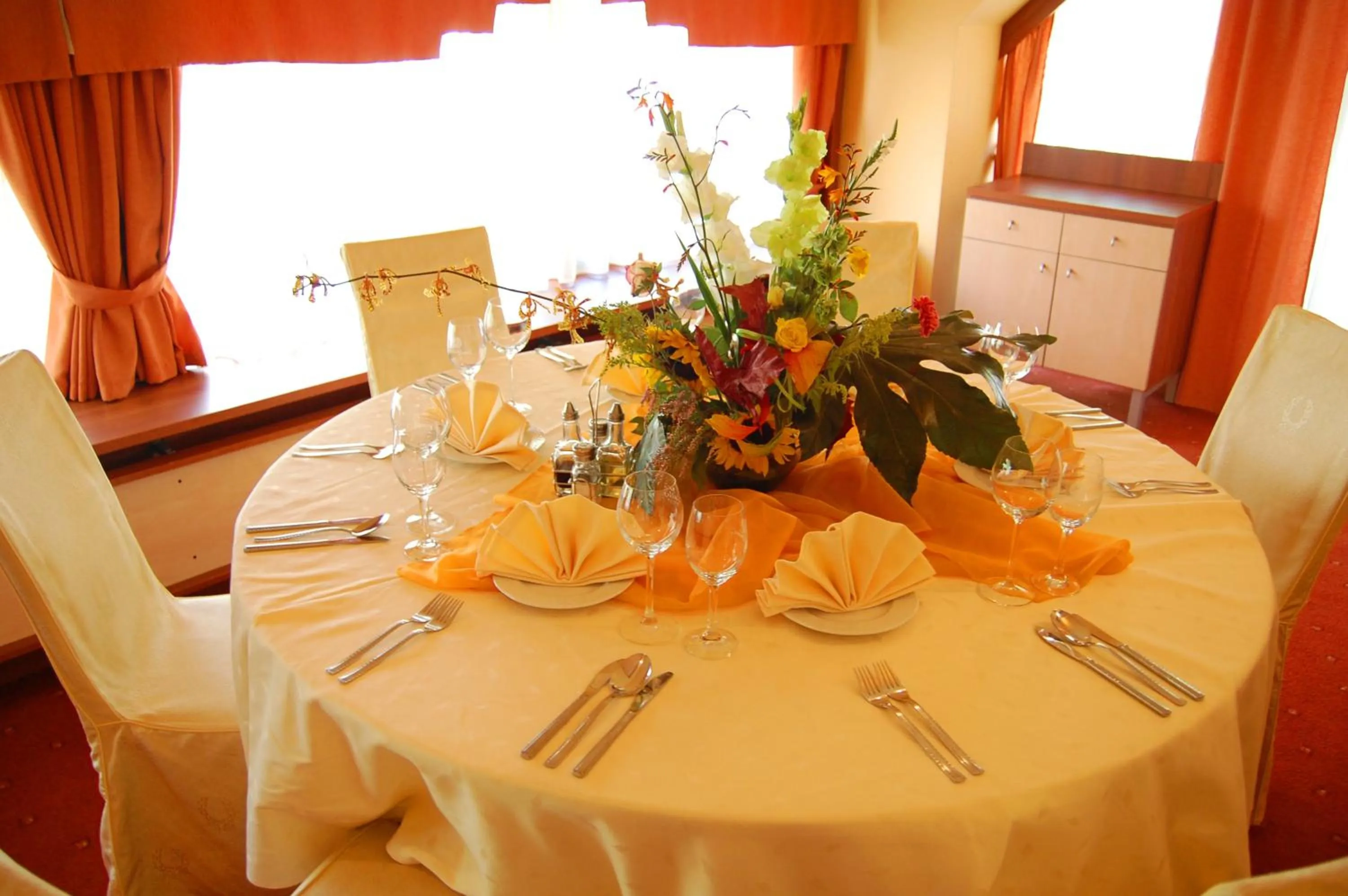 Restaurant/places to eat in Hotel Zajazd Piastowski