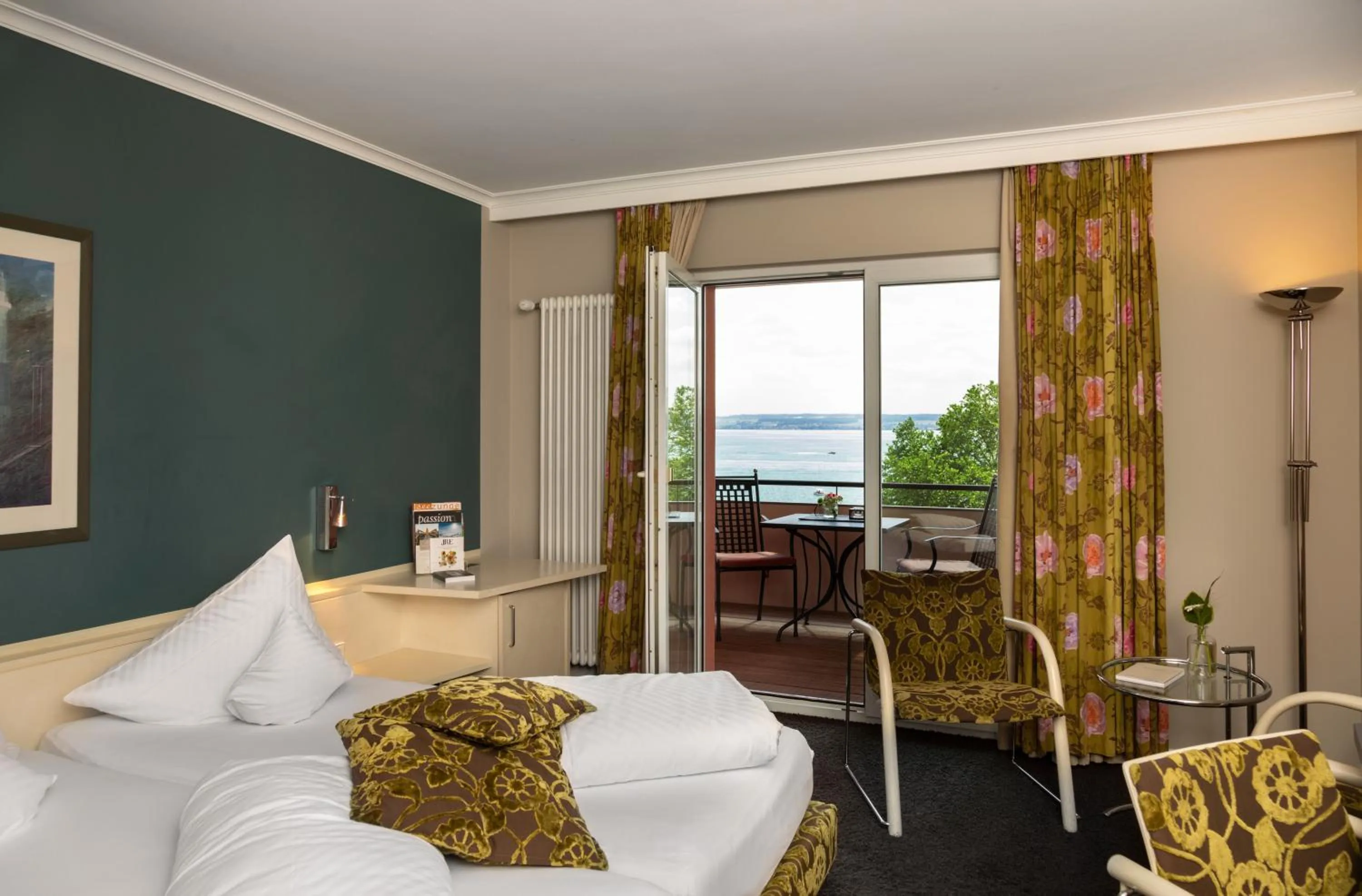 Balcony/Terrace, Bed in Romantik Hotel Residenz am See