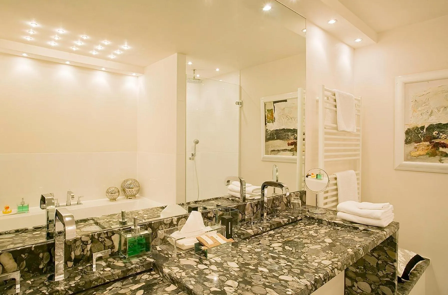 Shower in Romantik Hotel Residenz am See