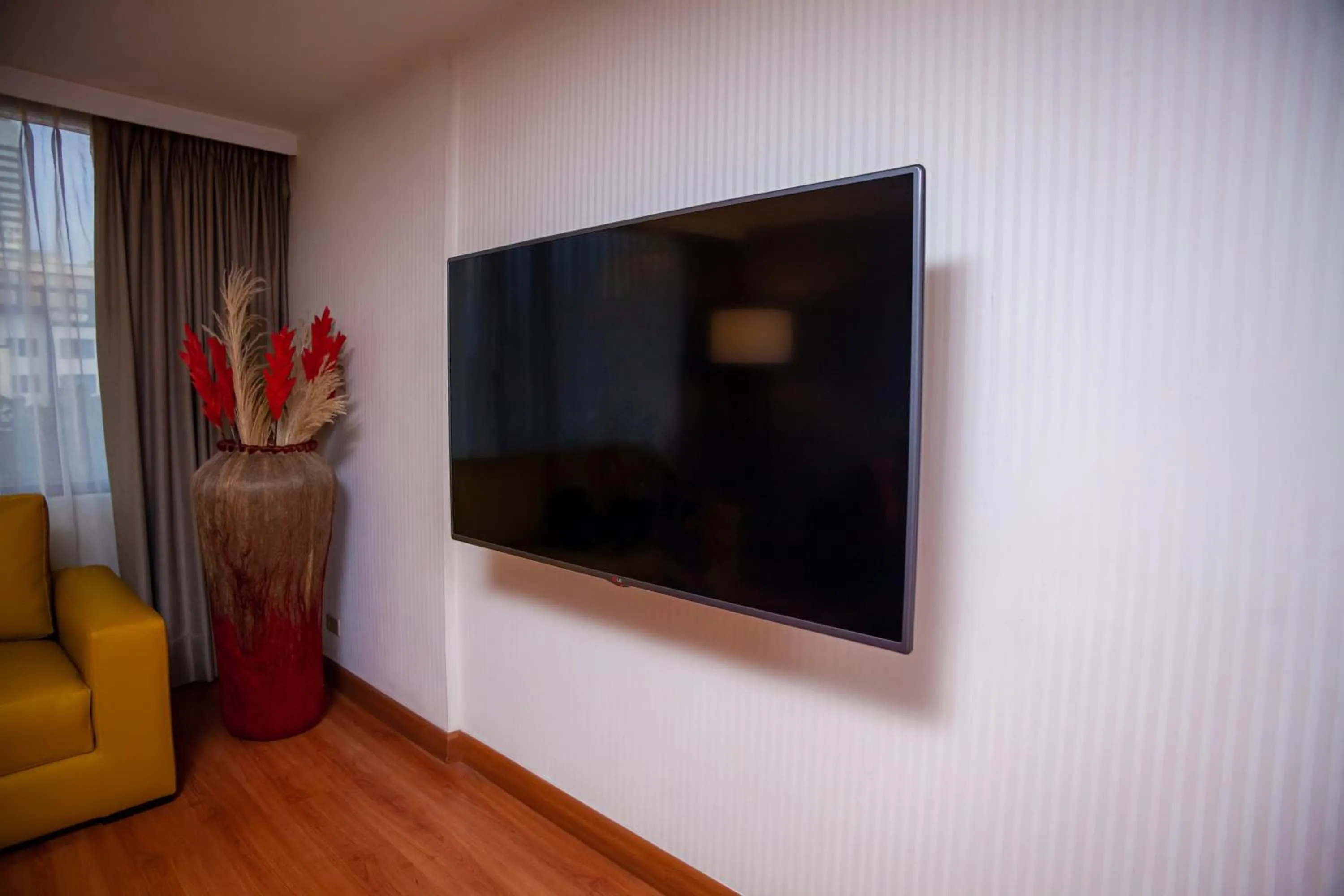 Communal lounge/ TV room in Bogota Plaza Hotel