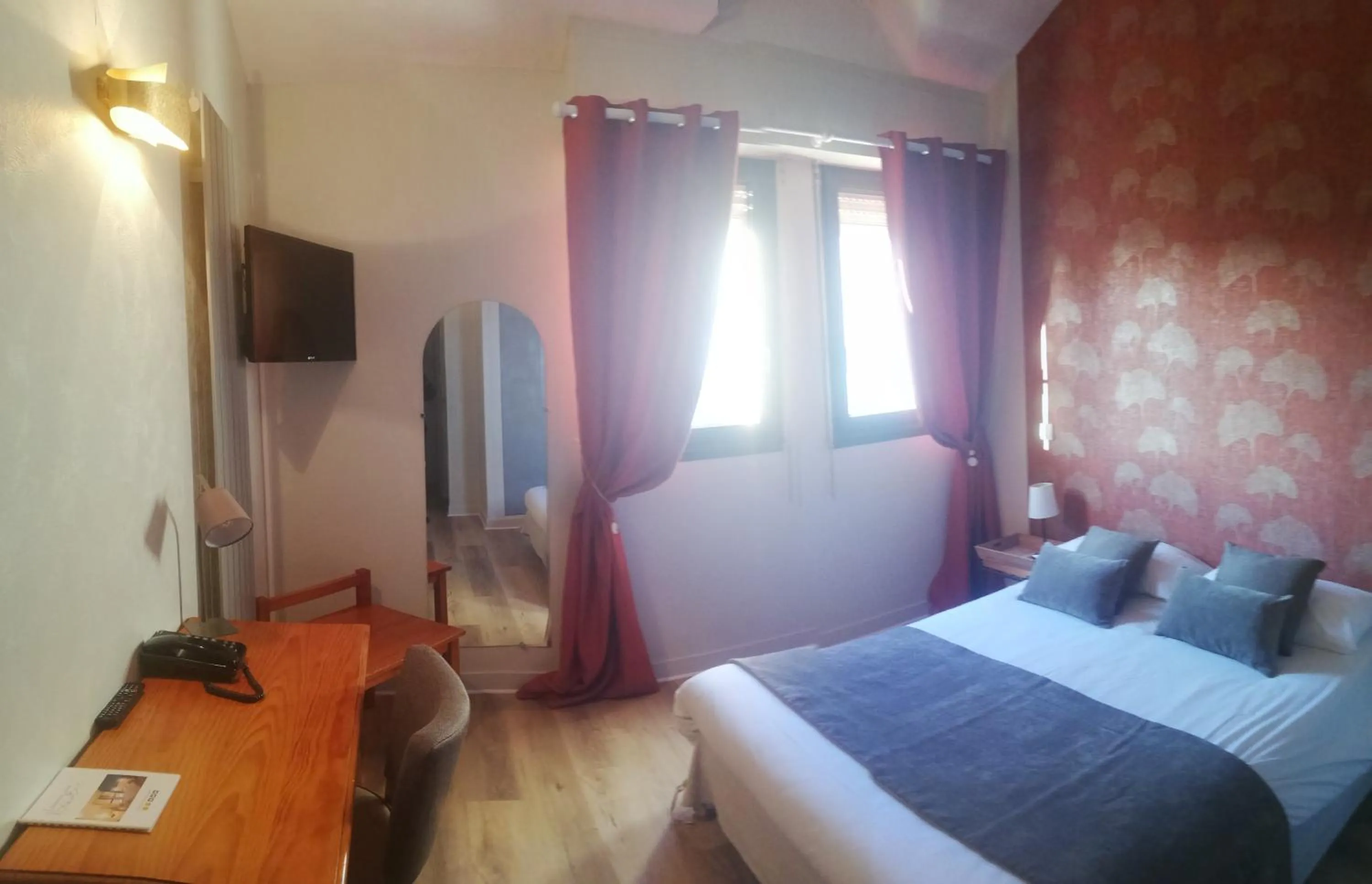 Photo of the whole room, Bed in Logis Hotel Restaurant l'Orée Des Bois