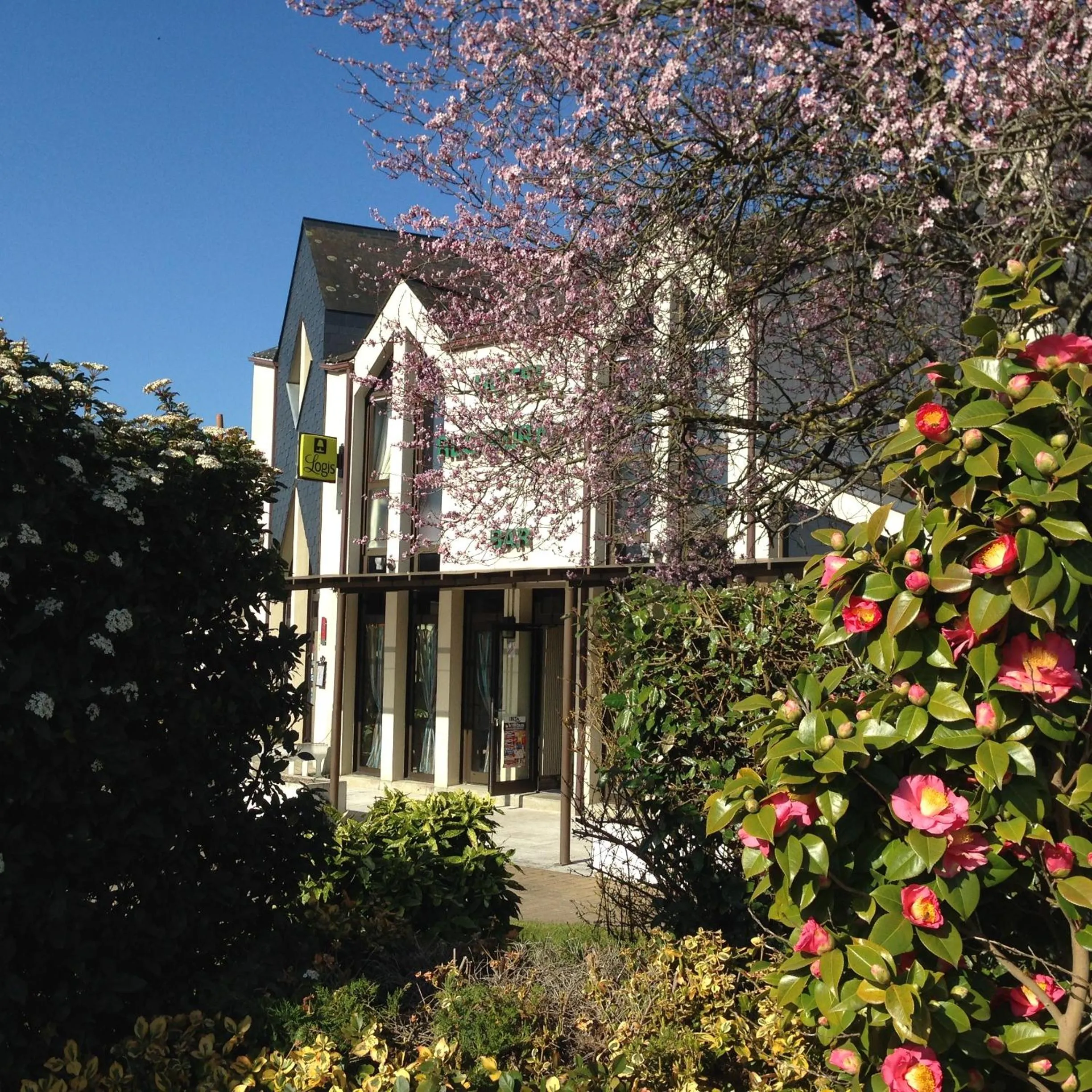 Facade/entrance in Logis Hotel Restaurant l'Orée Des Bois