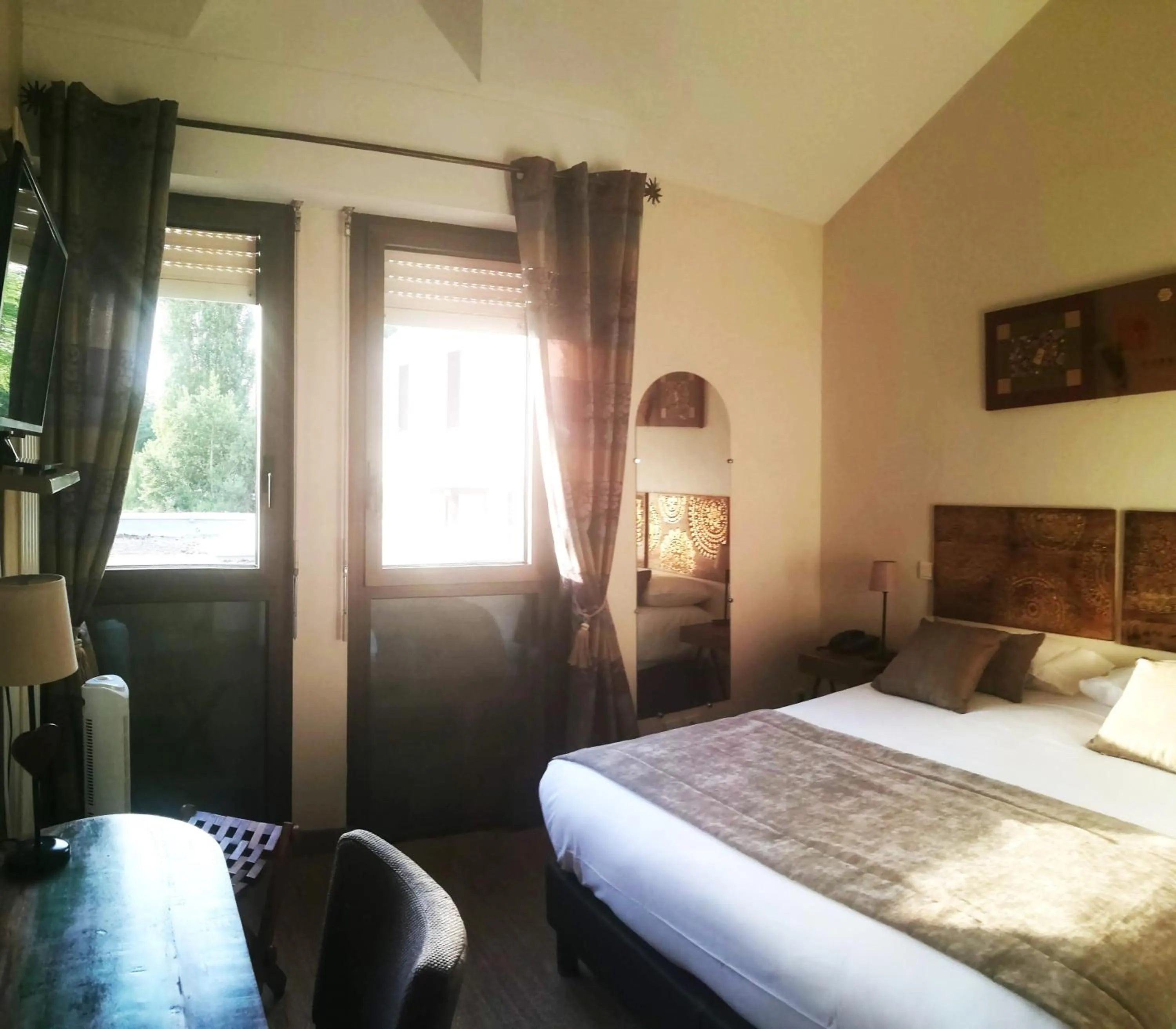 Bed in Logis Hotel Restaurant l'Orée Des Bois