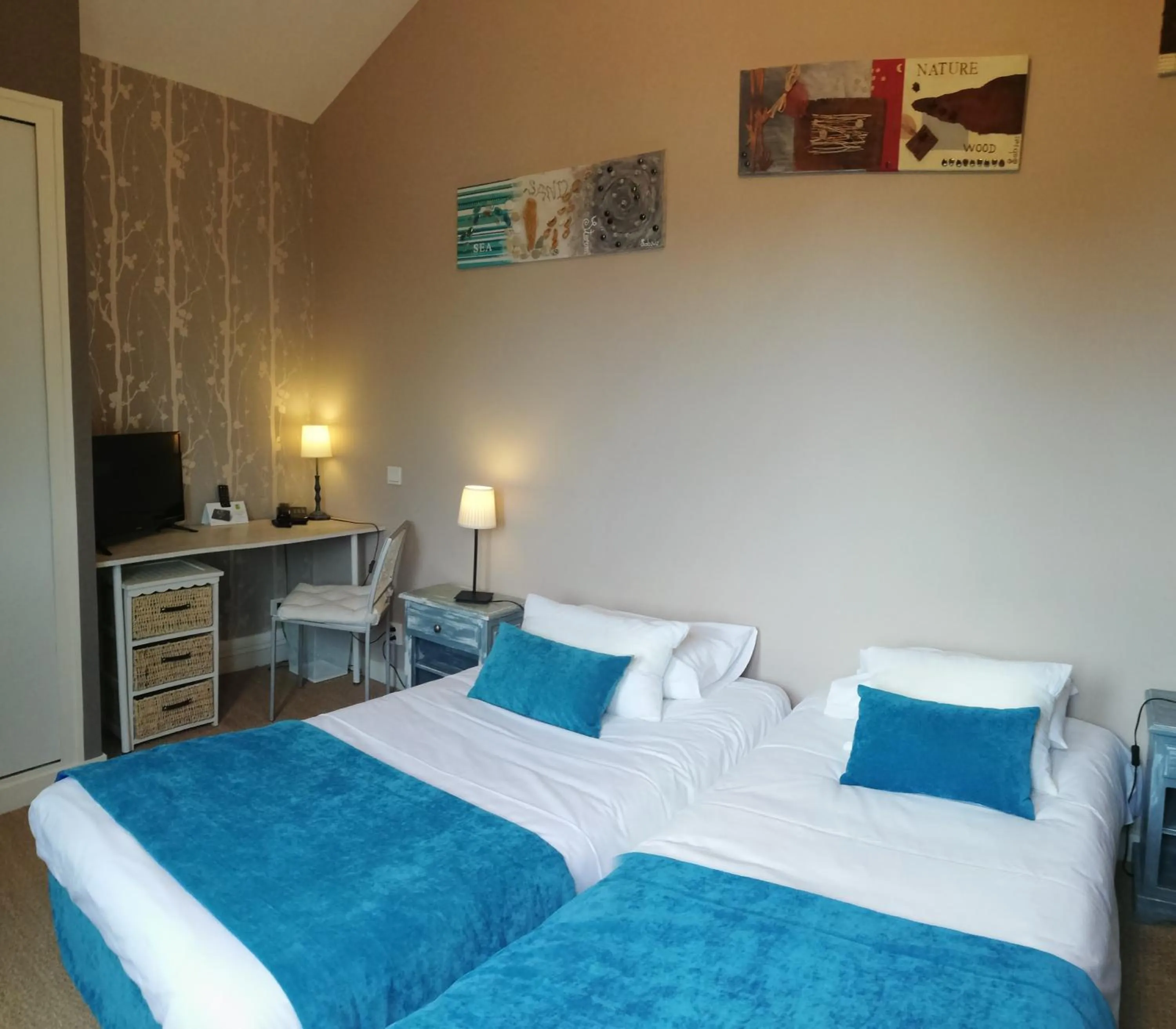 Photo of the whole room, Bed in Logis Hotel Restaurant l'Orée Des Bois