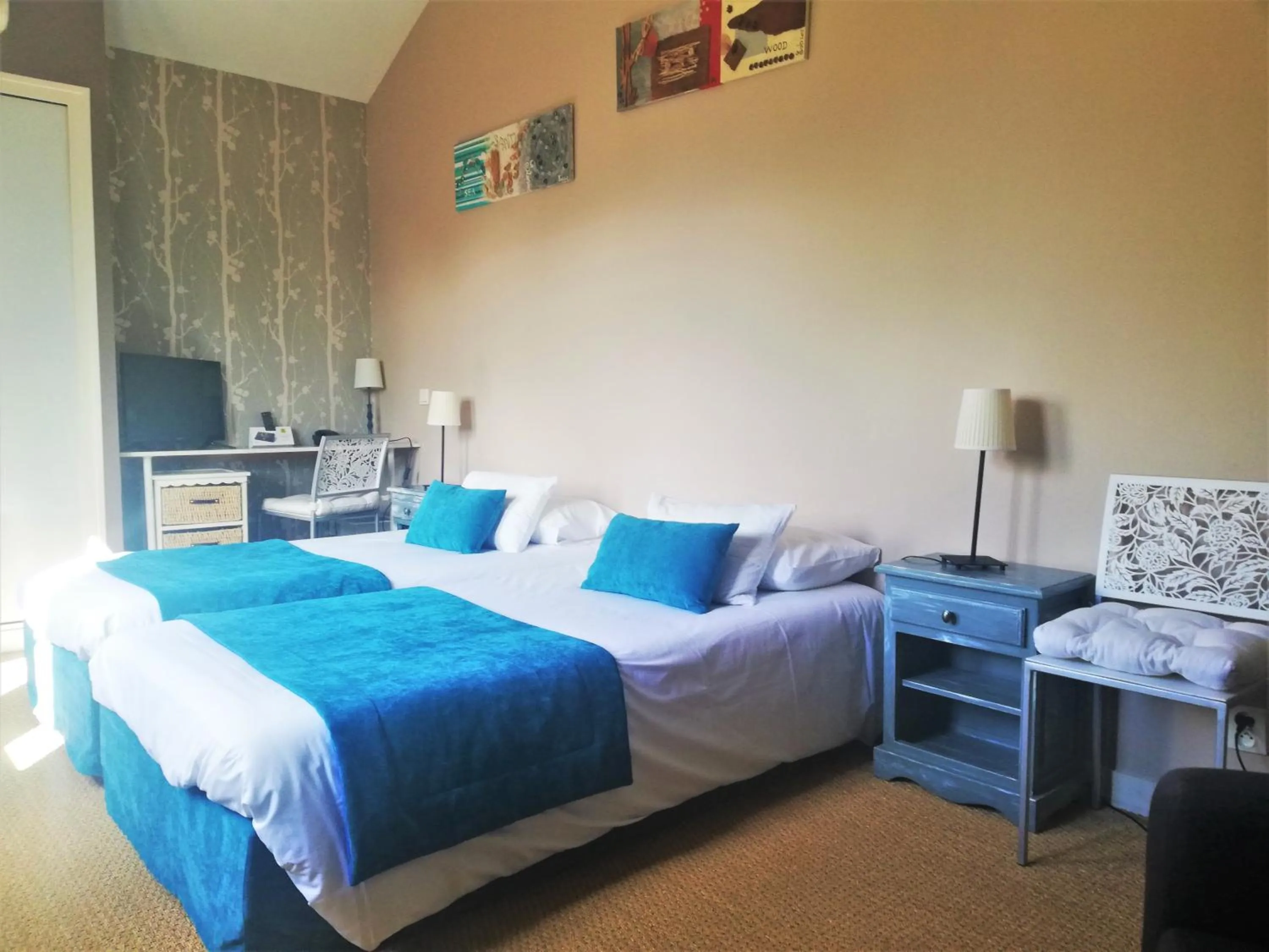 Photo of the whole room, Bed in Logis Hotel Restaurant l'Orée Des Bois