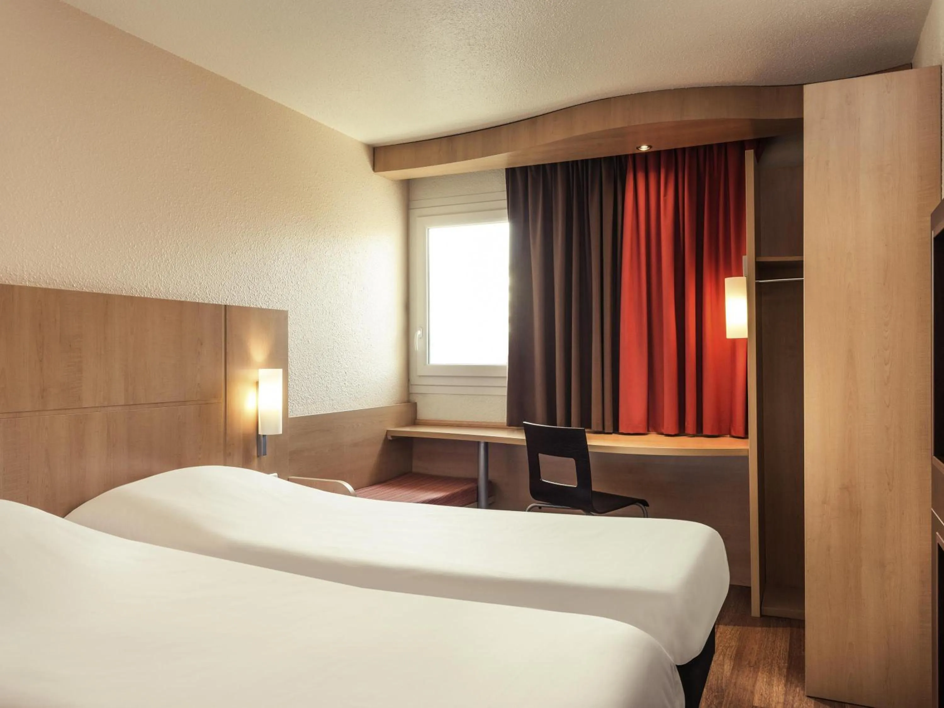 Bedroom, Bed in ibis Epinay sur Seine - Gennevilliers