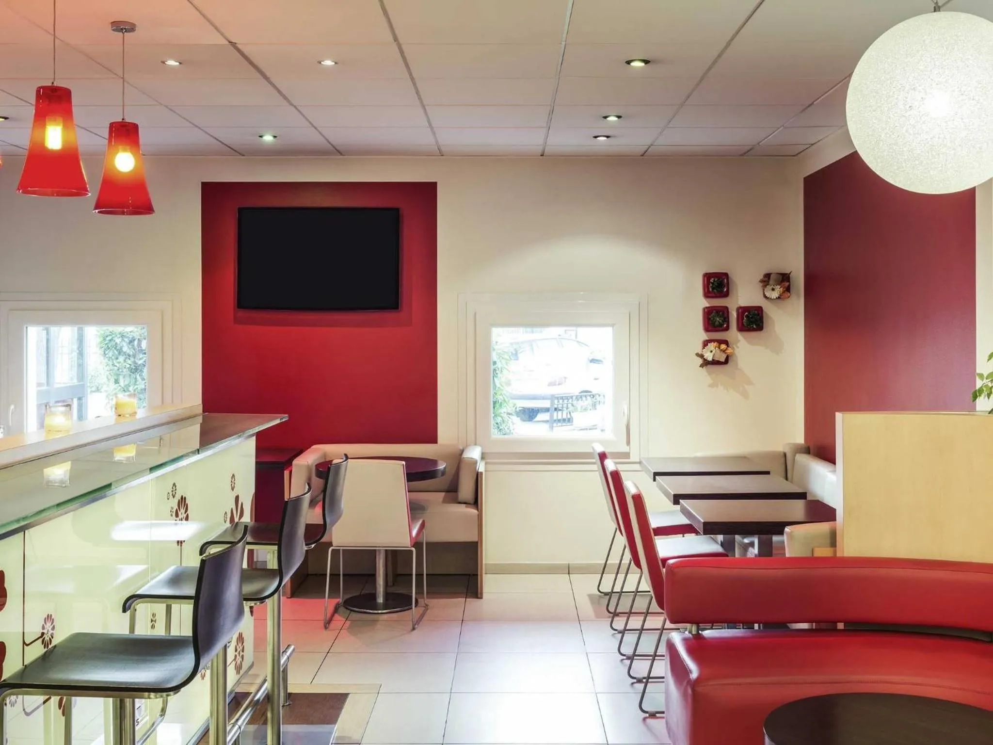 Lounge or bar in ibis Epinay sur Seine - Gennevilliers