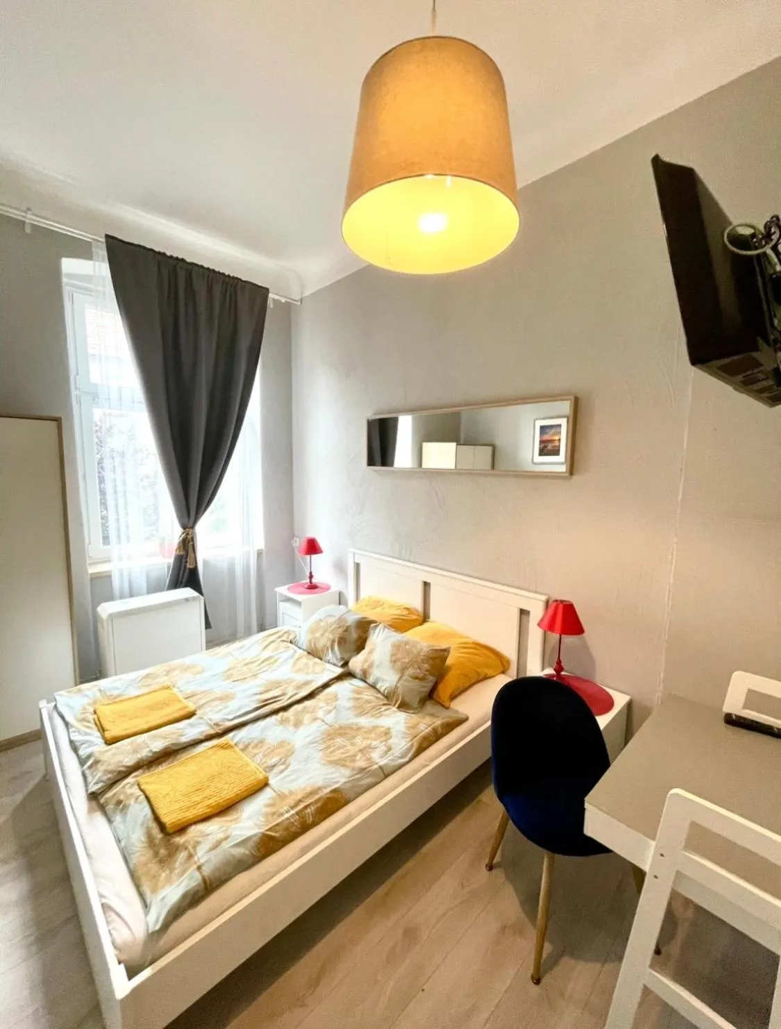 Bed in Colourful Rooms Wrocław