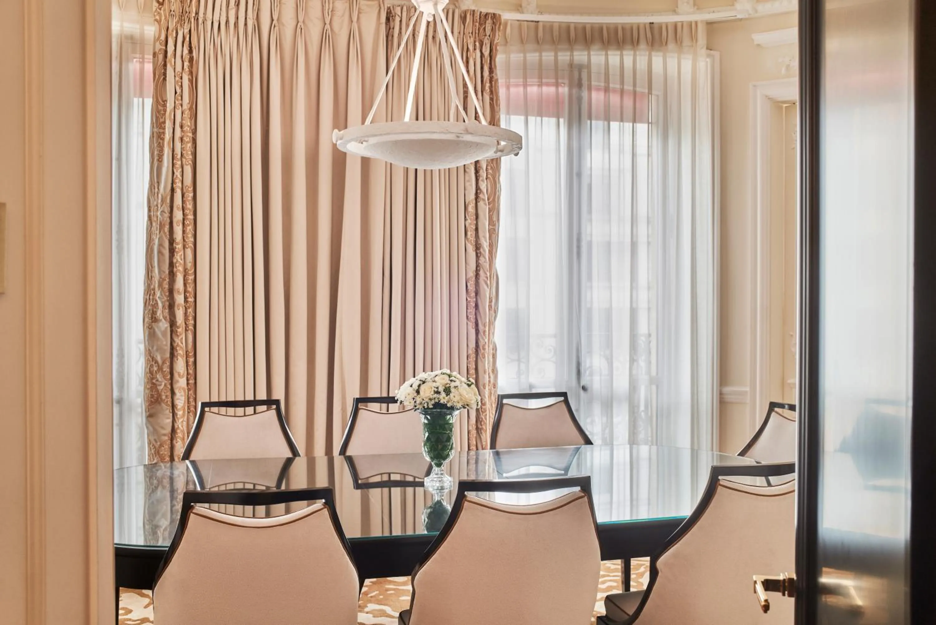 Dining area in Hôtel Fouquet's Paris