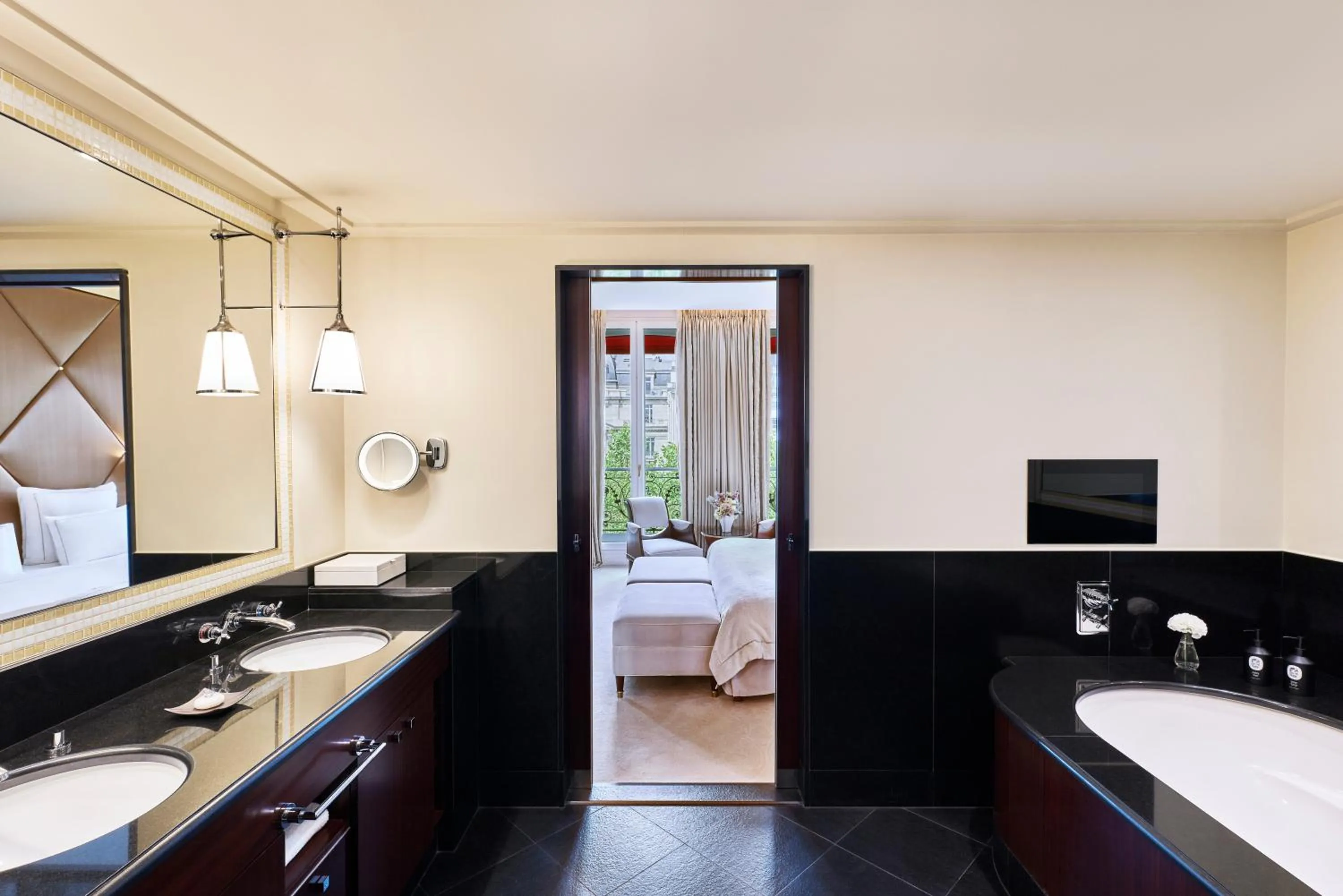Bathroom, Bed in Hôtel Barrière Fouquet's Paris