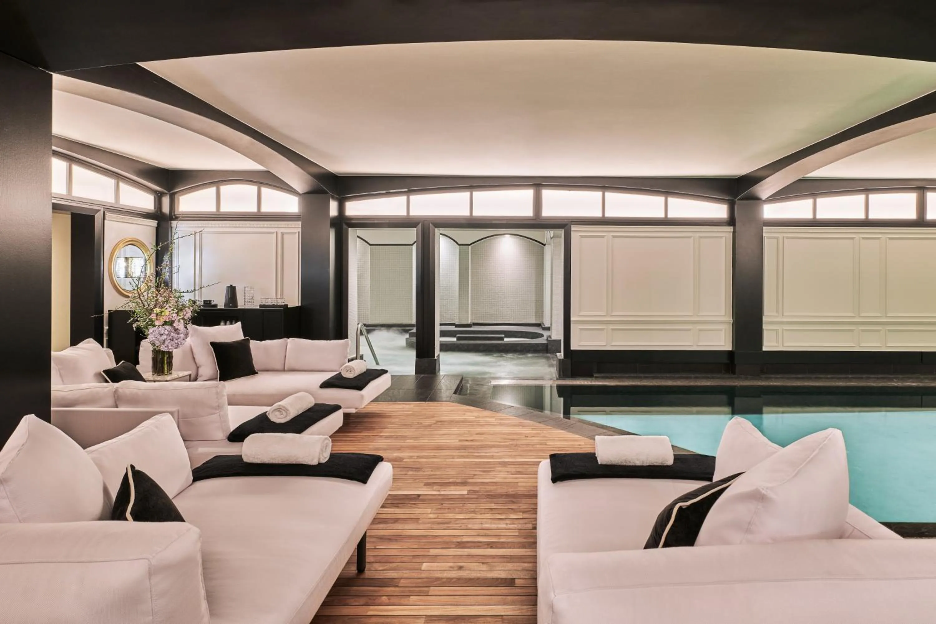 Swimming pool in Hôtel Barrière Fouquet's Paris