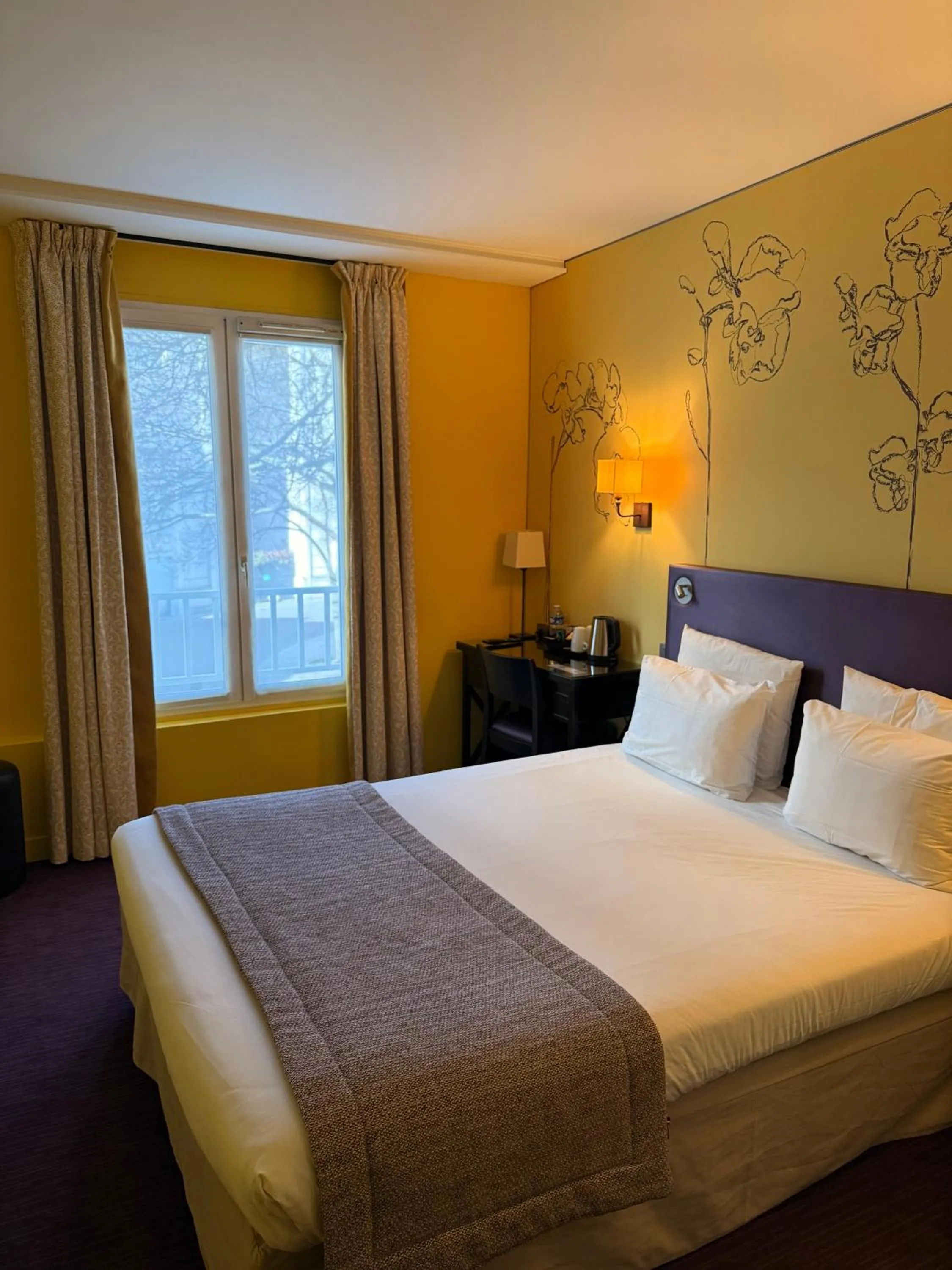 Photo of the whole room, Bed in Hôtel Orchidée