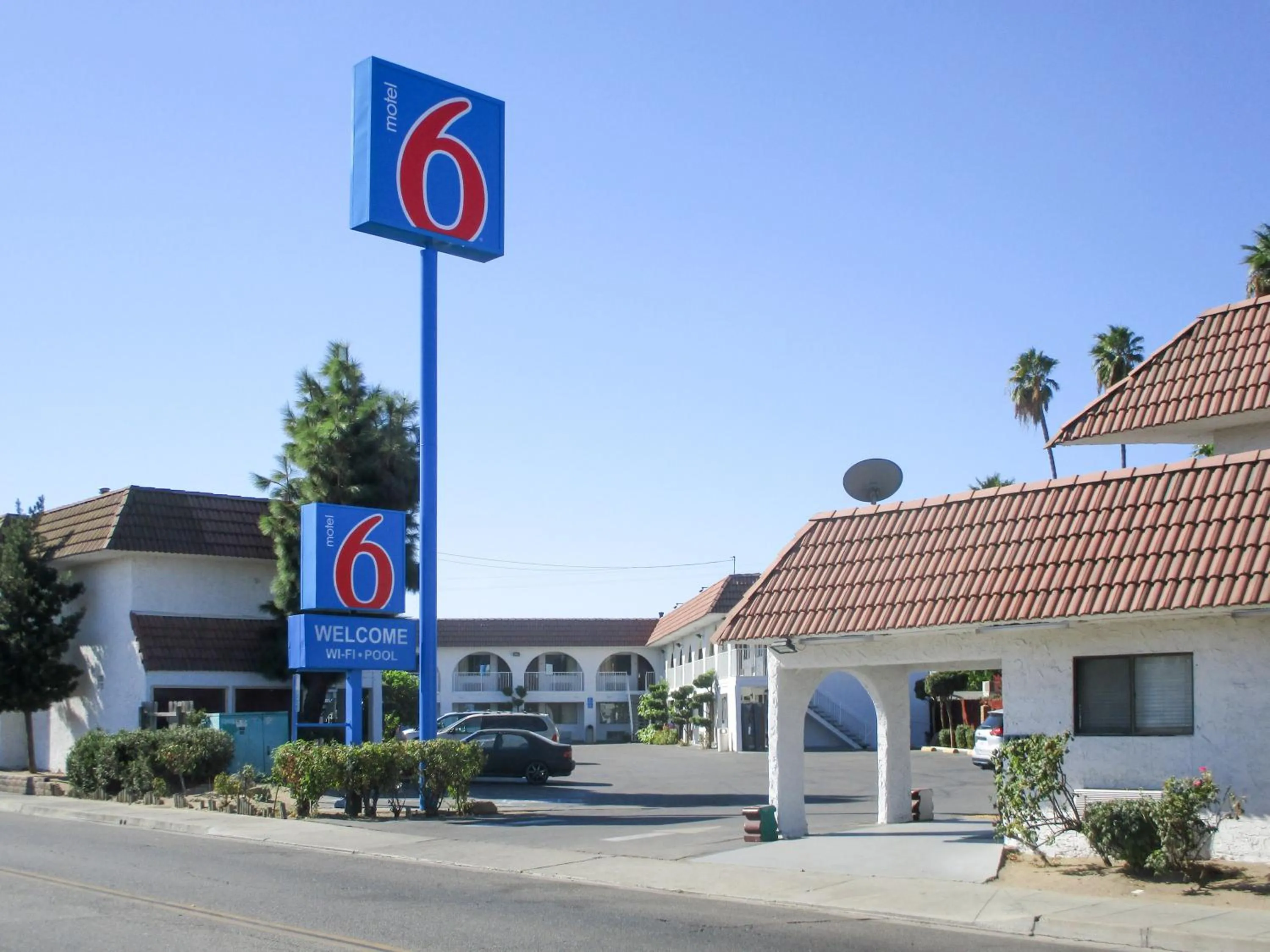 Facade/entrance in Motel 6-Fresno, CA