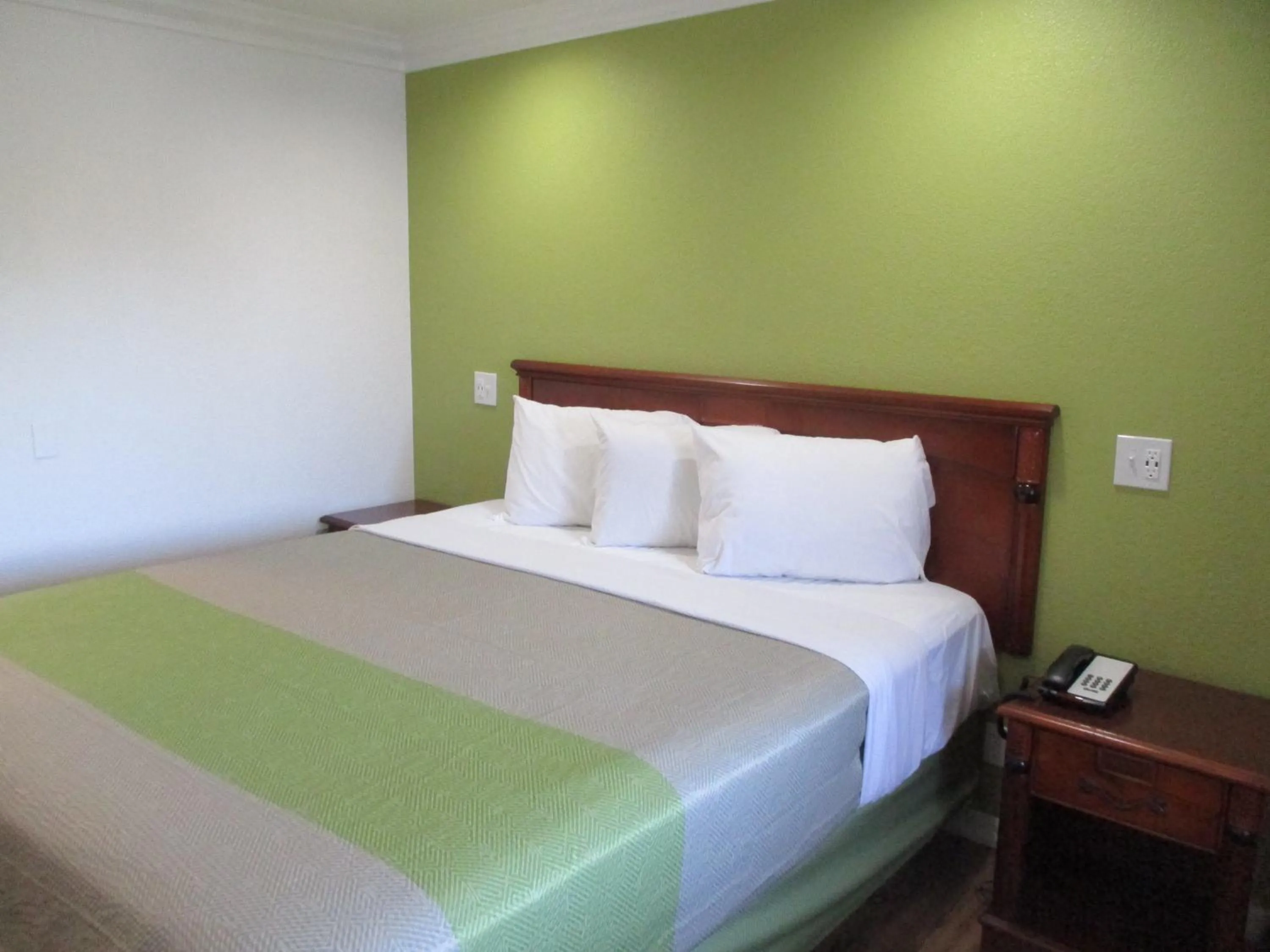 Bedroom, Bed in Motel 6-Fresno, CA