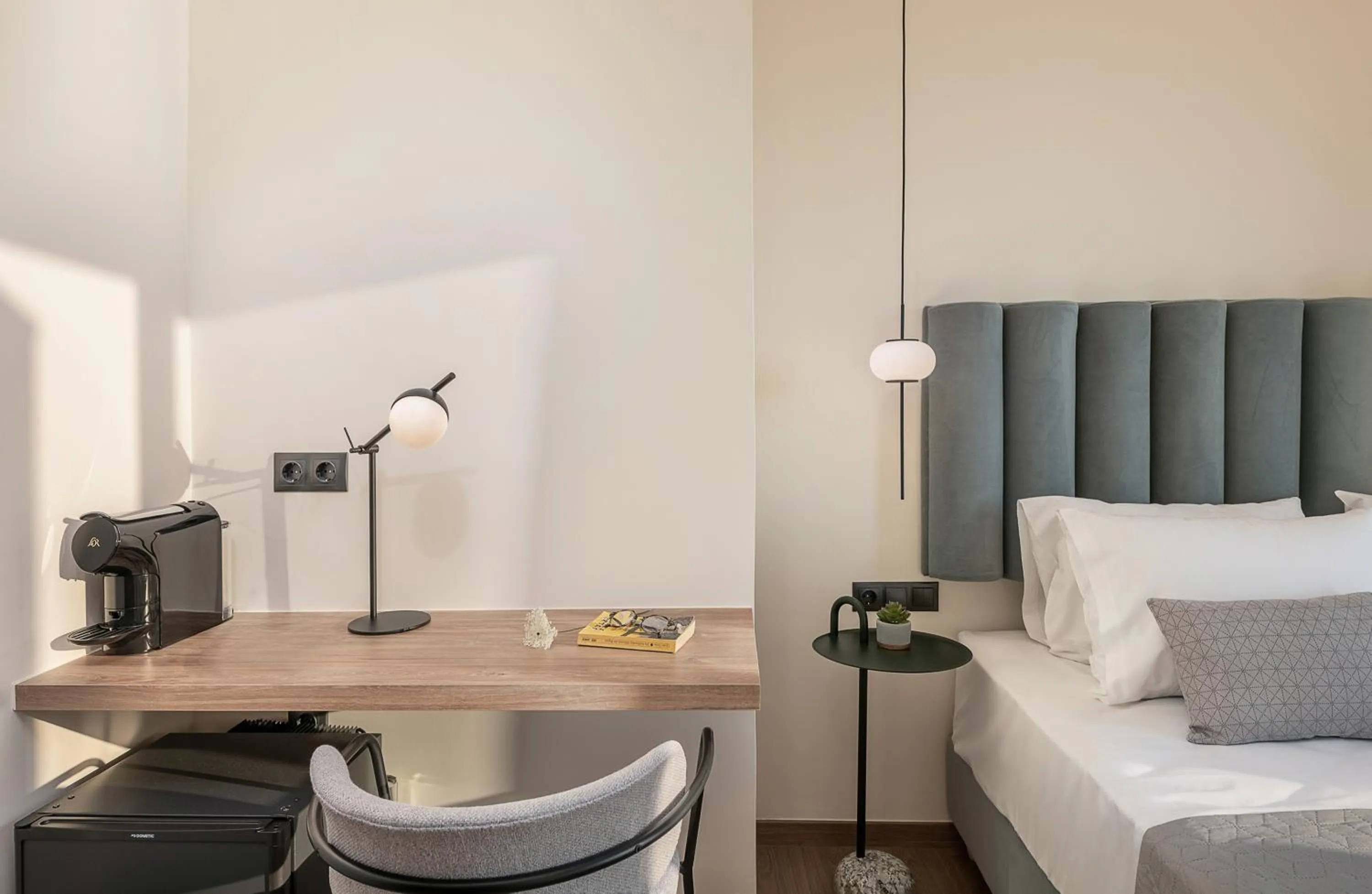 Coffee/tea facilities, Bed in Amphitrite Hotel