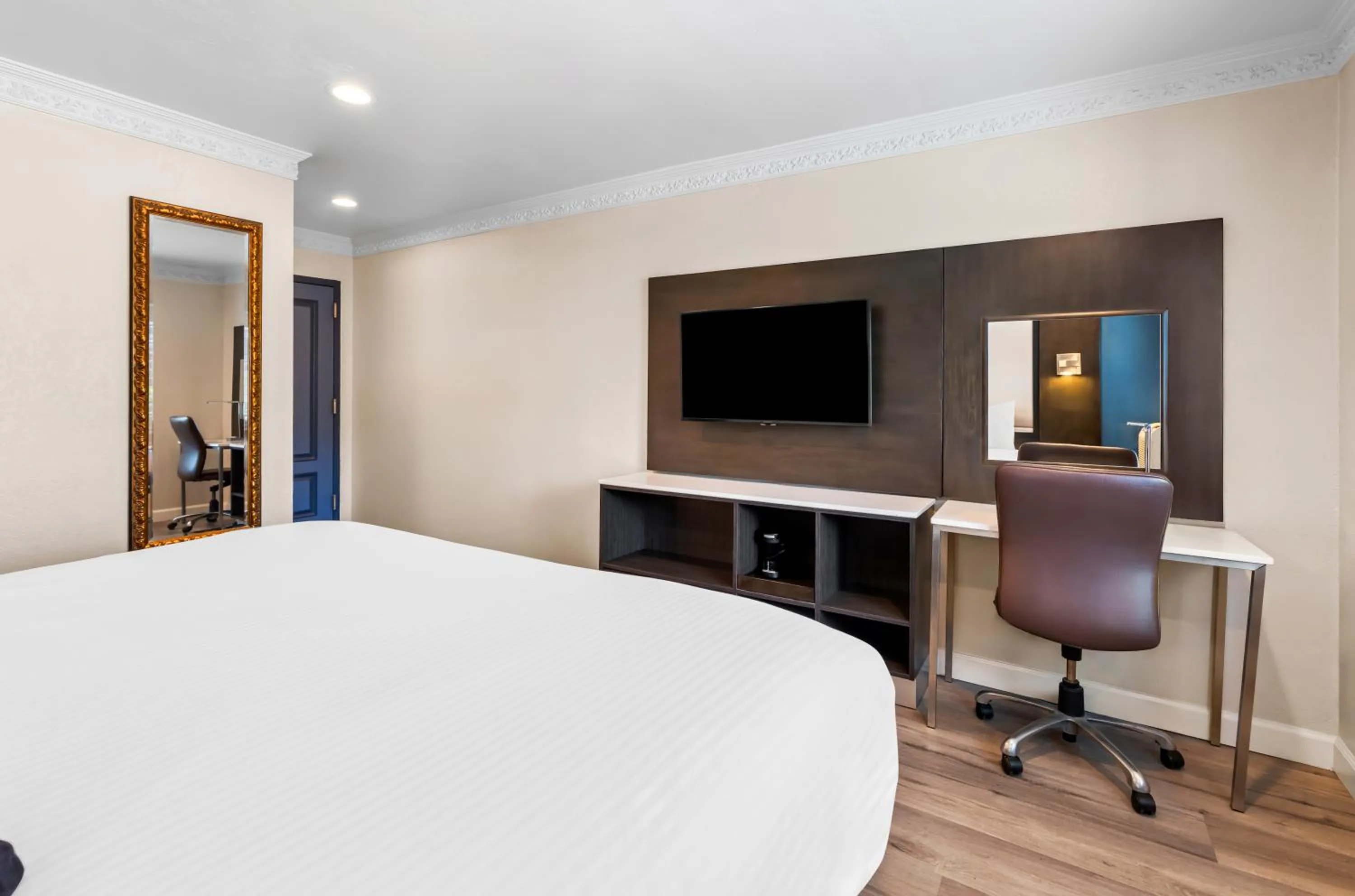 TV and multimedia, Bed in Signature Inn San Francisco Marina District