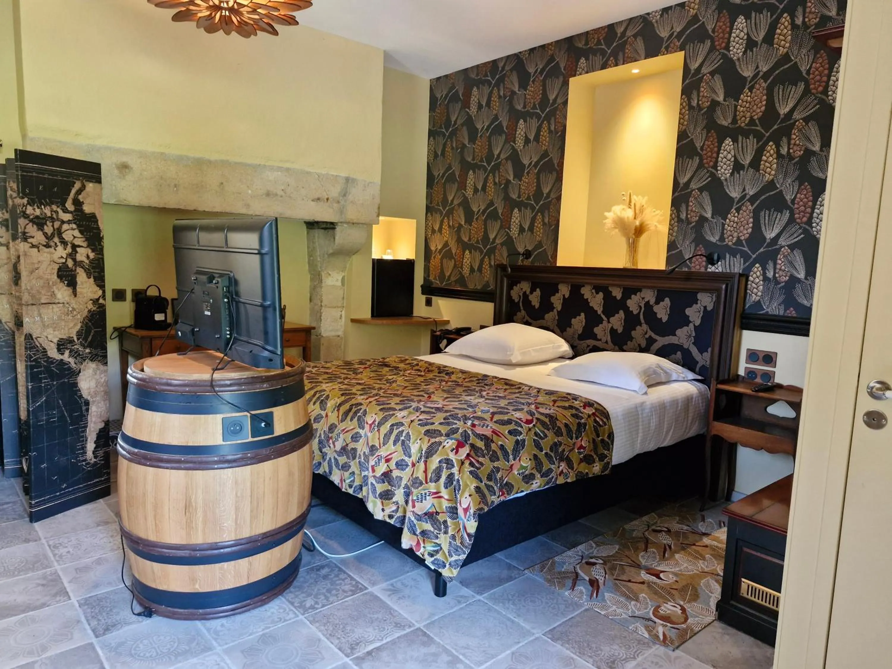 Photo of the whole room, Bed in Château de Saulon