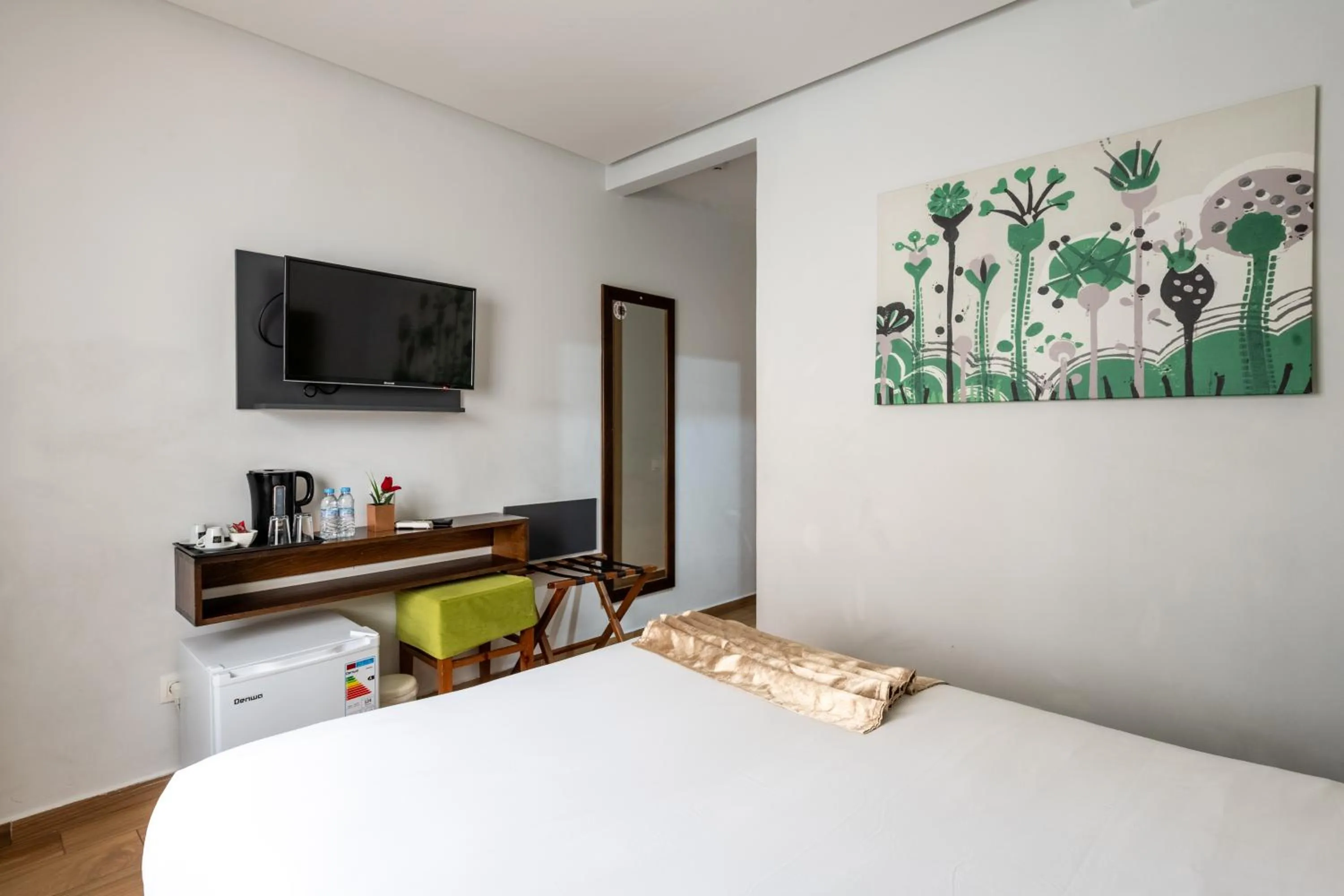 Communal lounge/ TV room, Bed in Hotel Le Musée