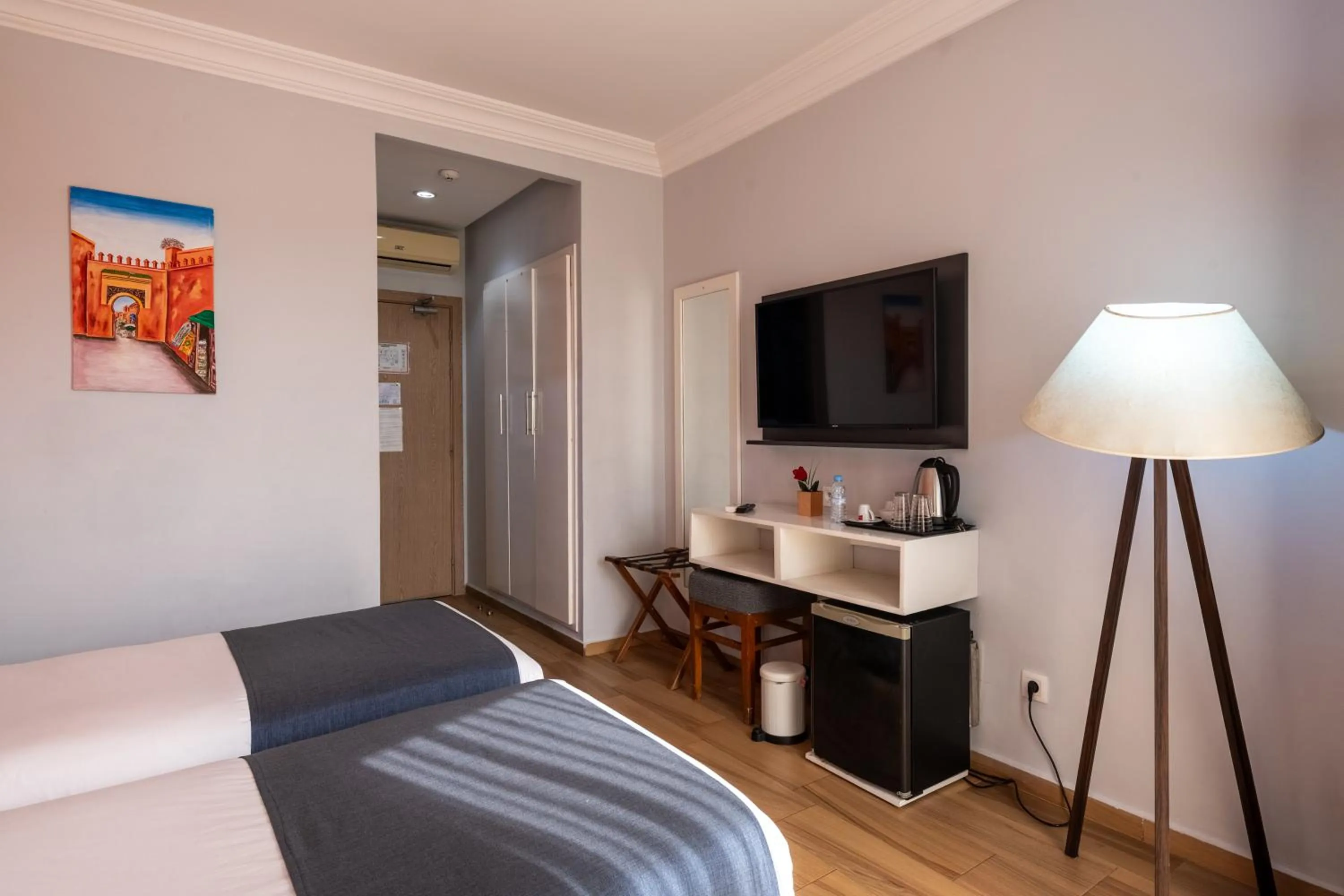 Communal lounge/ TV room, Bed in Hotel Le Musée