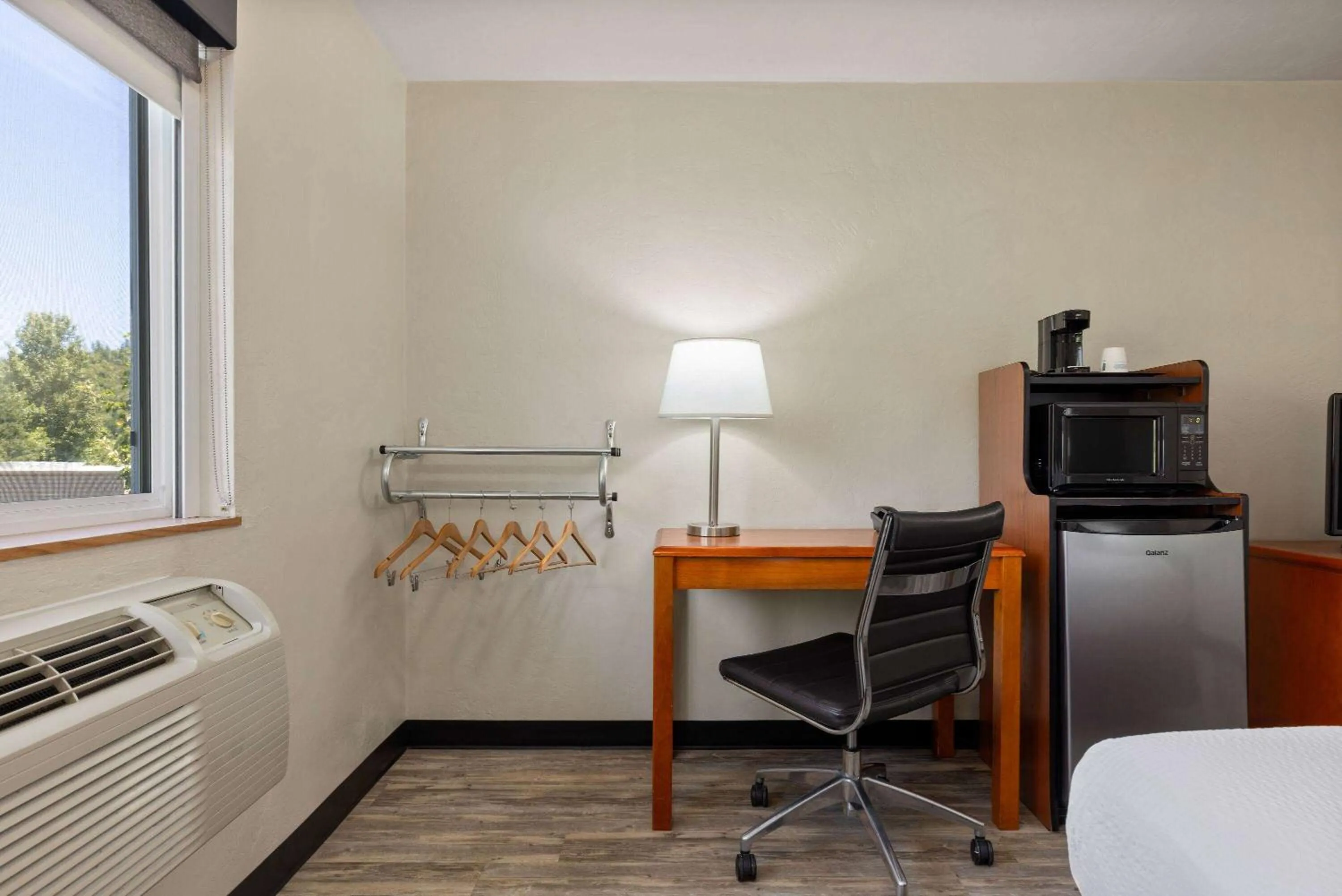 Photo of the whole room in Super 8 by Wyndham Roseburg