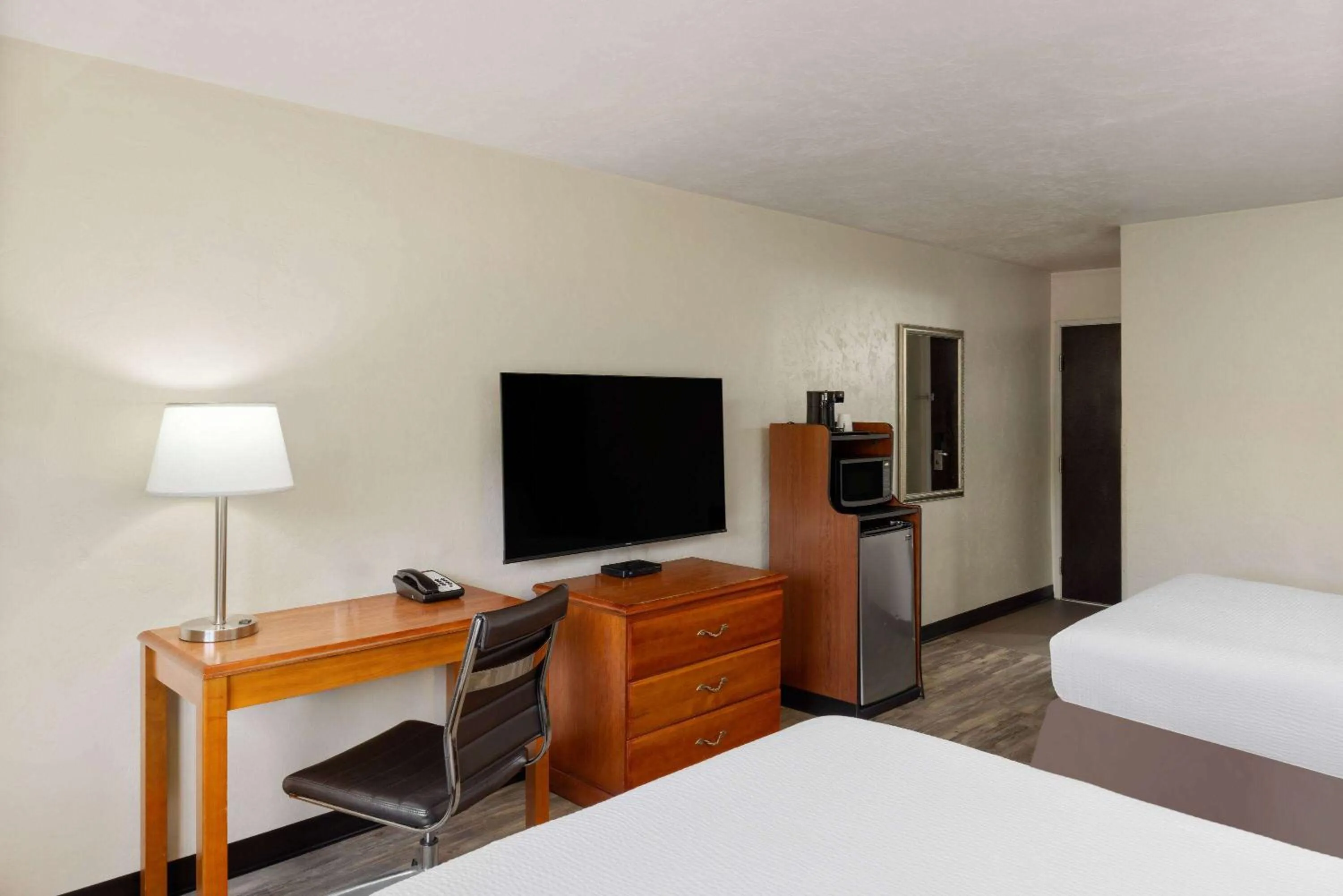 Photo of the whole room, Bed in Super 8 by Wyndham Roseburg