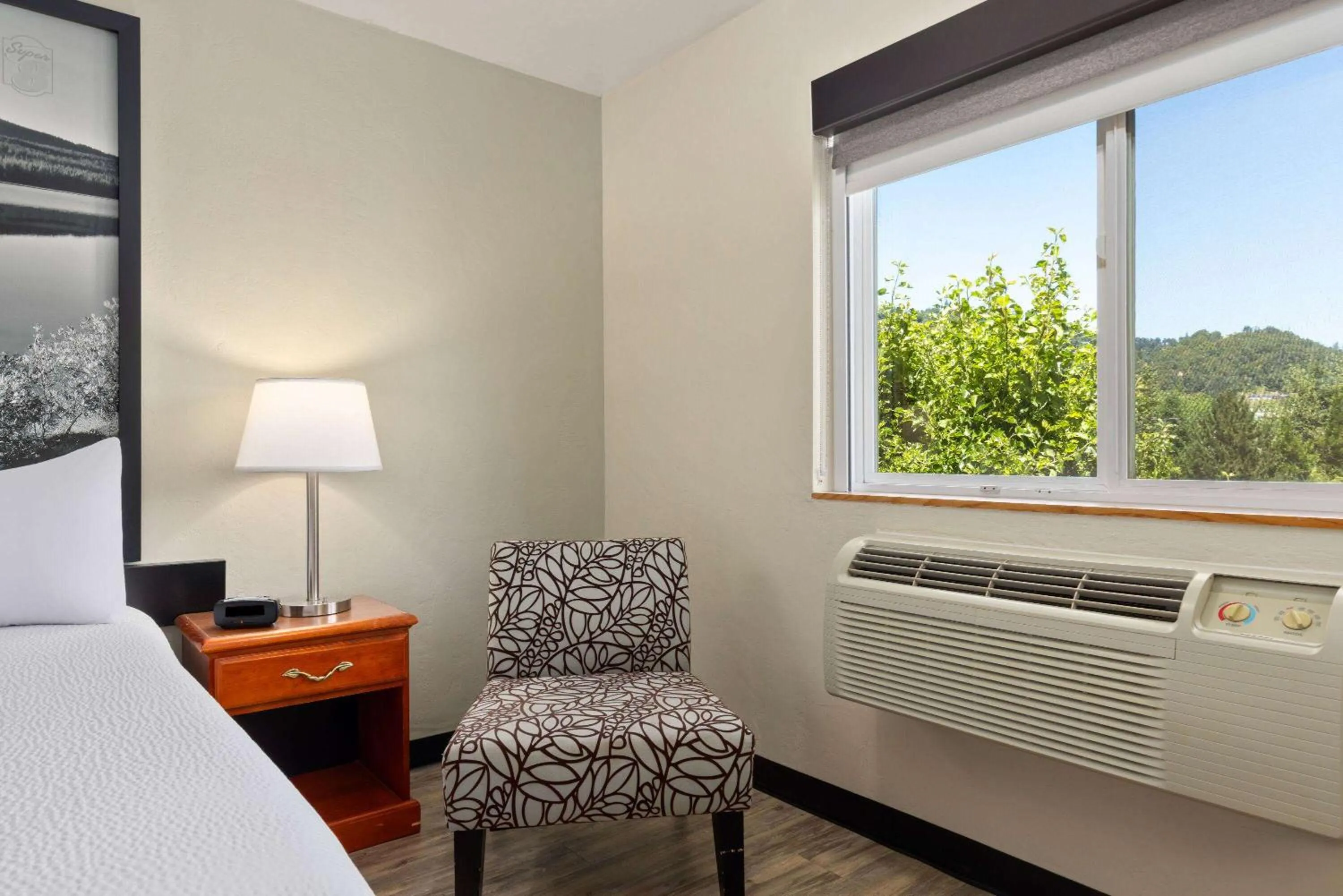 Photo of the whole room in Super 8 by Wyndham Roseburg