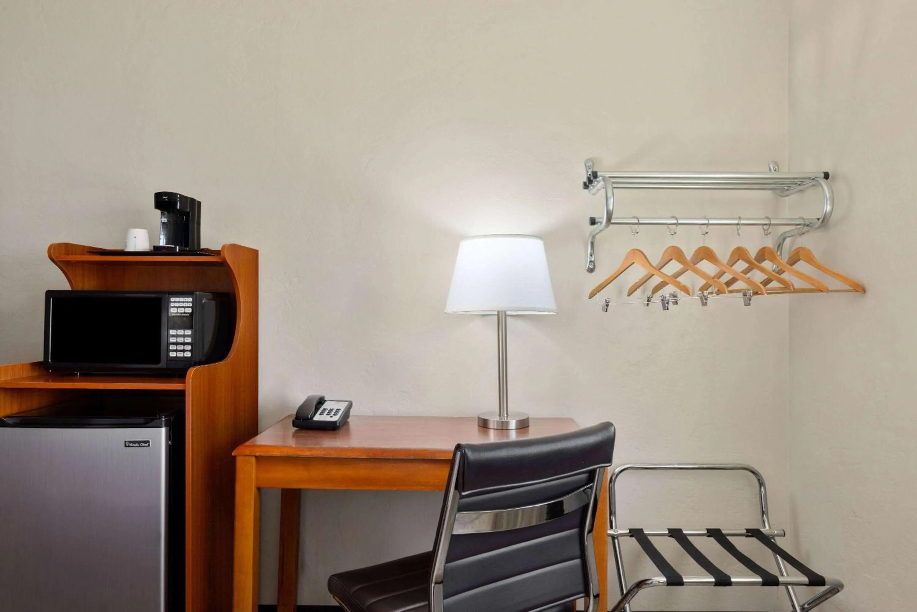 Photo of the whole room in Super 8 by Wyndham Roseburg