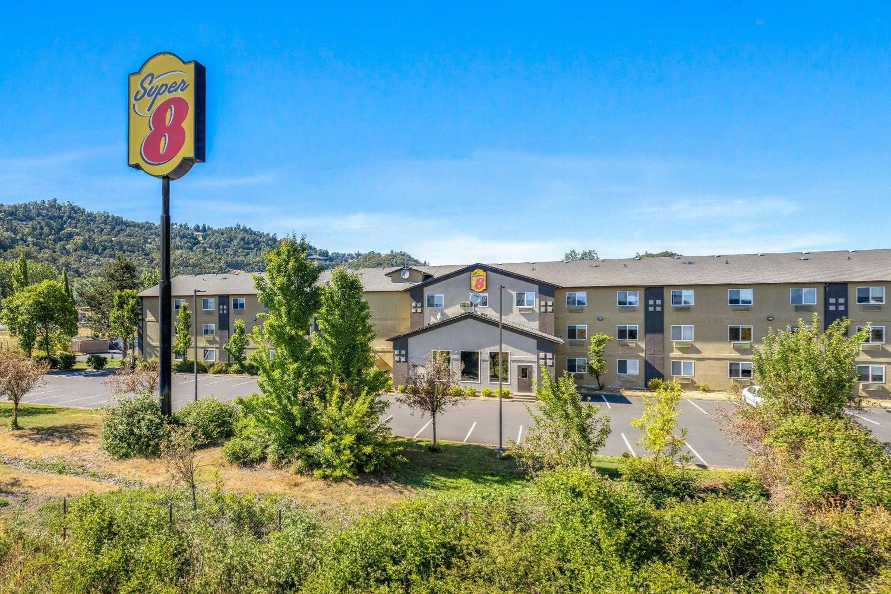 Property building in Super 8 by Wyndham Roseburg