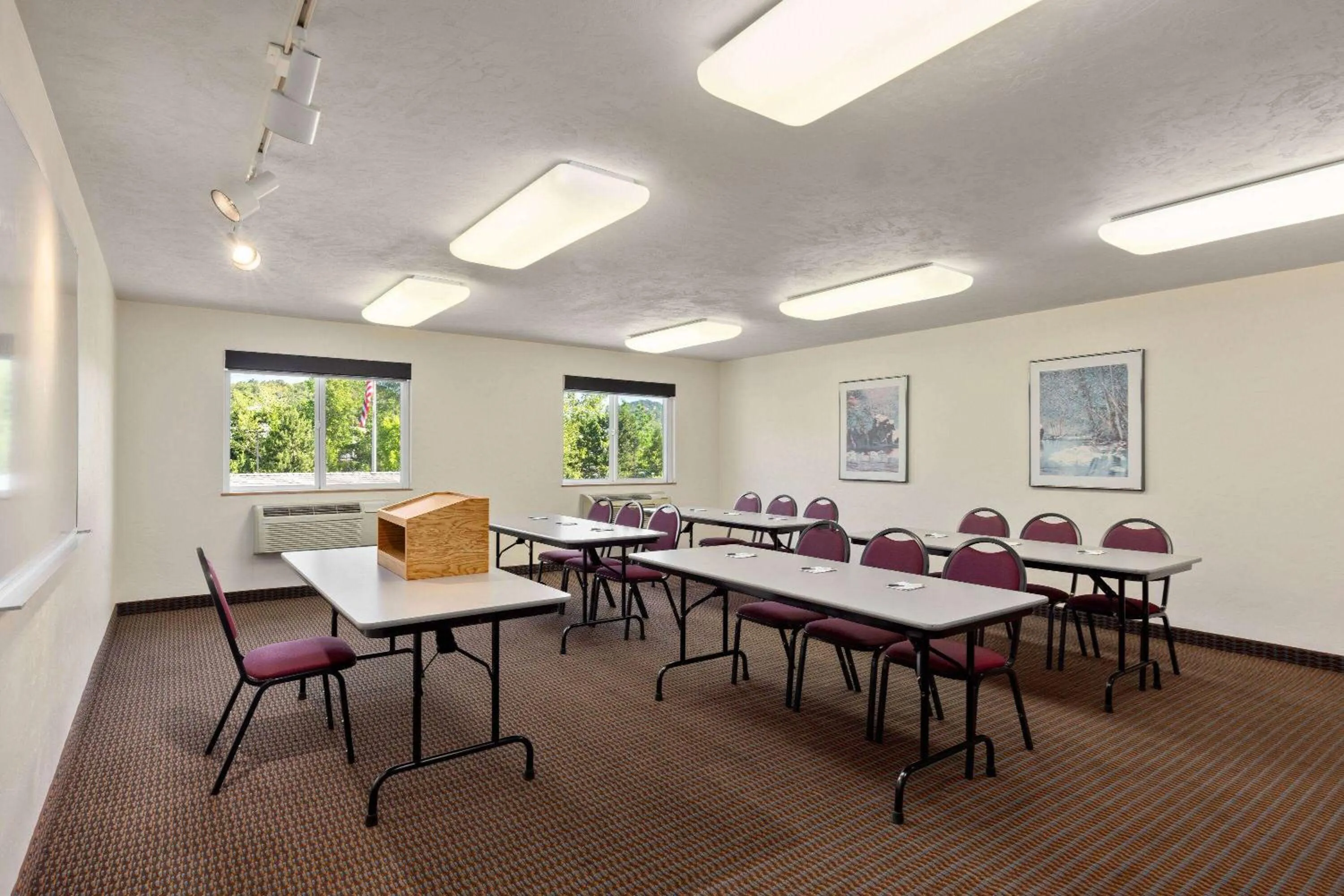 Meeting/conference room in Super 8 by Wyndham Roseburg